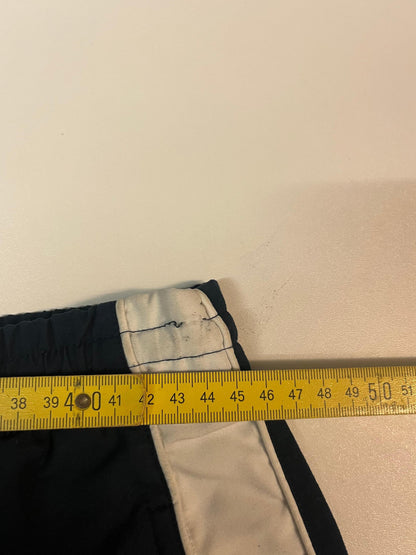 Entdecke unsere Vintage Track Pants von Nike und anderen Marken, erhältlich bei Valuxery.de - Dein Shop für trendige Vintage - Kleidung. Unsere Track Pants sind aus hochwertigen Materialien und