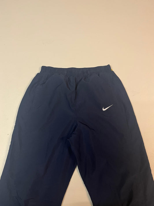 Entdecke unsere Vintage Track Pants von Nike und anderen Marken, erhältlich bei Valuxery.de - Dein Shop für trendige Vintage - Kleidung. Unsere Track Pants sind aus hochwertigen Materialien und