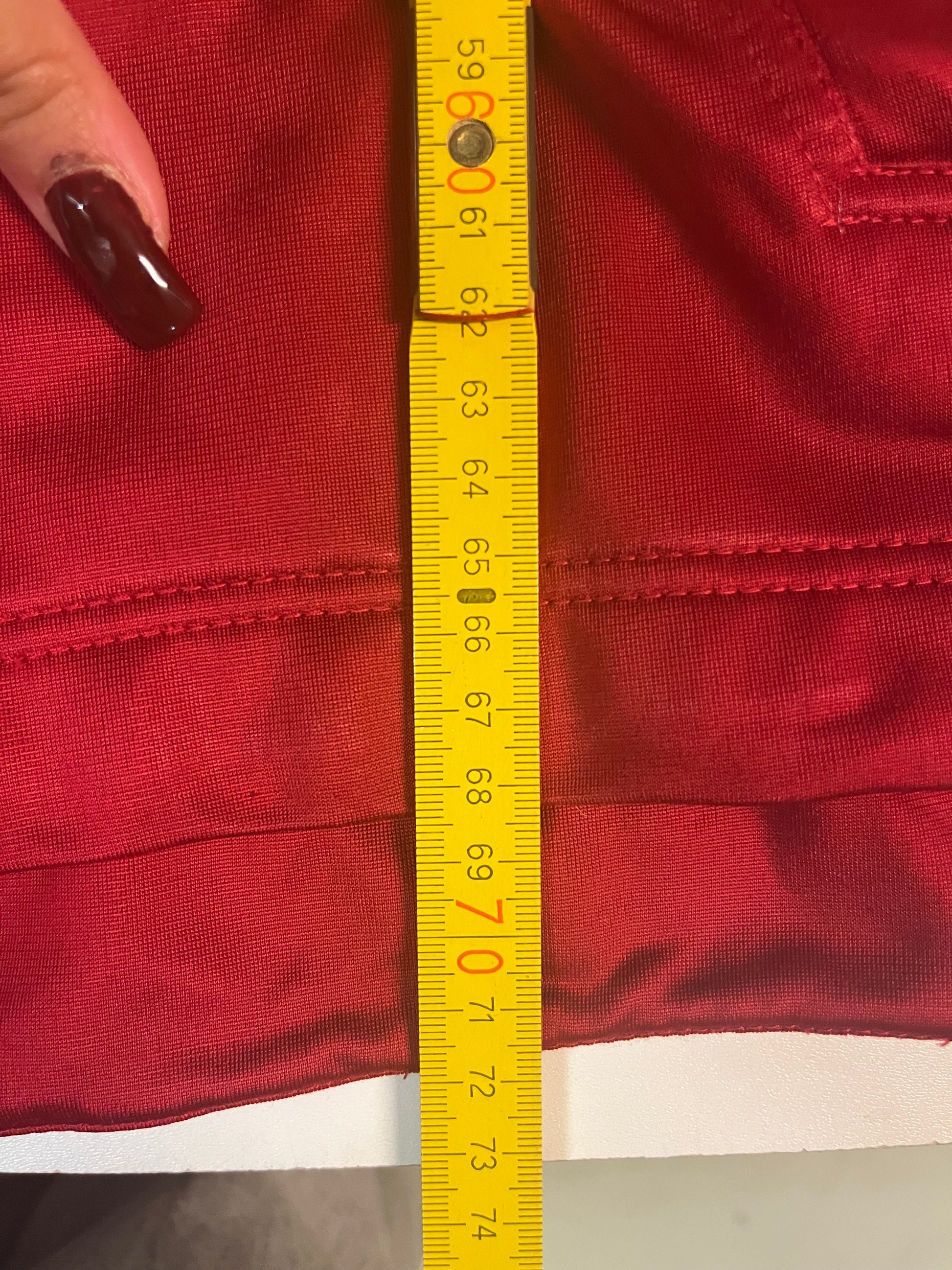 Entdecke unsere Vintage Track Pants von Nike und anderen Marken, erhältlich bei Valuxery.de - Dein Shop für trendige Vintage - Kleidung. Unsere Track Pants sind aus hochwertigen Materialien und
