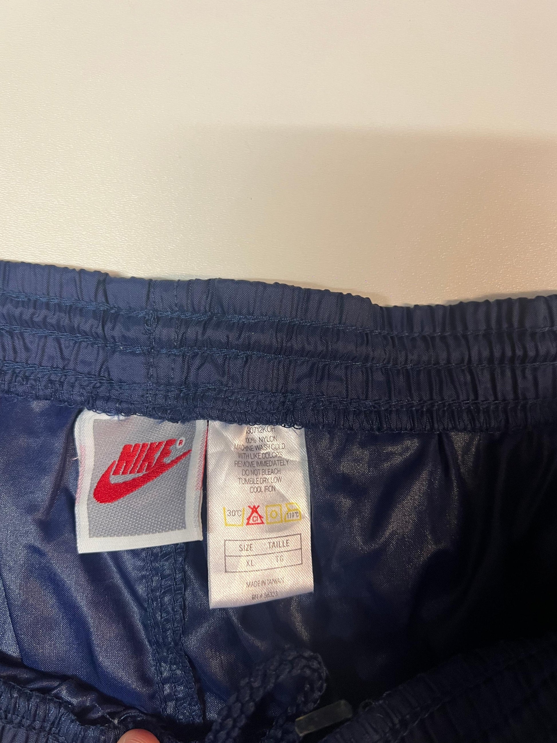 Entdecke unsere Vintage Track Pants von Nike und anderen Marken, erhältlich bei Valuxery.de - Dein Shop für trendige Vintage - Kleidung. Unsere Track Pants sind aus hochwertigen Materialien und