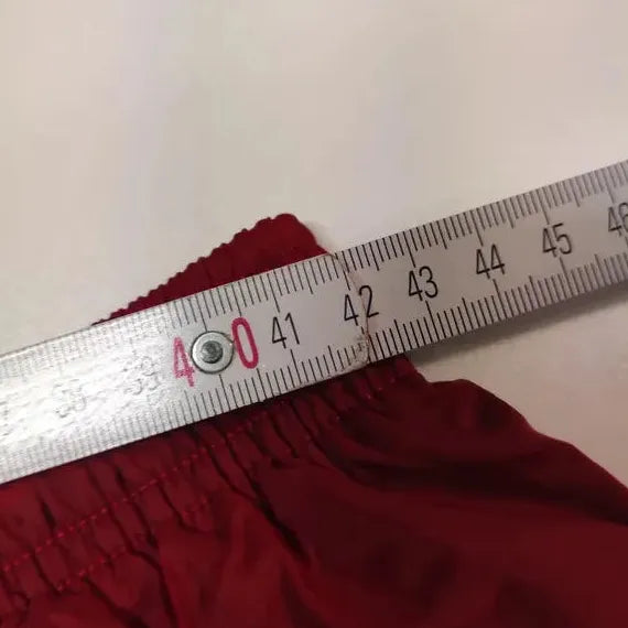 Entdecke unsere Vintage Track Pants von Nike und anderen Marken, erhältlich bei Valuxery.de - Dein Shop für trendige Vintage - Kleidung. Unsere Track Pants sind aus hochwertigen Materialien und