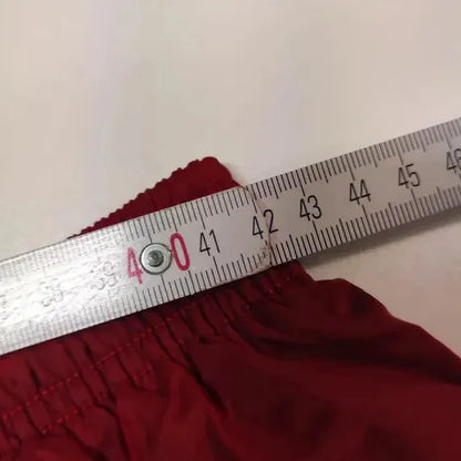 Entdecke unsere Vintage Track Pants von Nike und anderen Marken, erhältlich bei Valuxery.de - Dein Shop für trendige Vintage - Kleidung. Unsere Track Pants sind aus hochwertigen Materialien und
