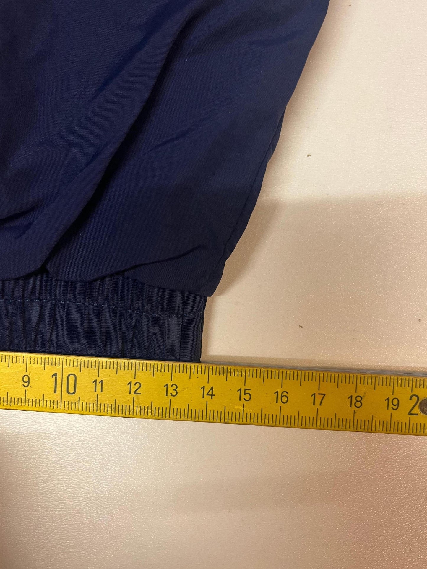 Entdecke unsere Vintage Track Pants von Nike und anderen Marken, erhältlich bei Valuxery.de - Dein Shop für trendige Vintage - Kleidung. Unsere Track Pants sind aus hochwertigen Materialien und