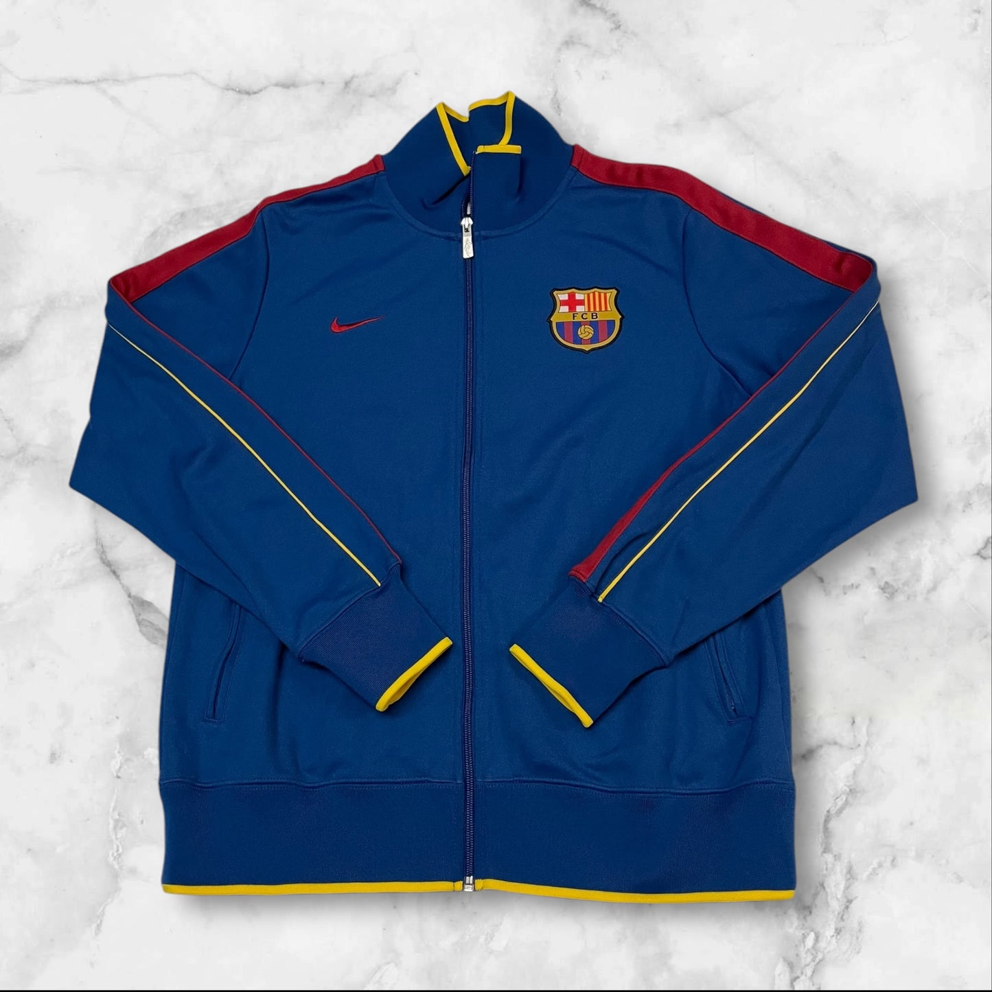 Entdecke unsere Vintage Track Pants von Nike und anderen Marken, erhältlich bei Valuxery.de - Dein Shop für trendige Vintage - Kleidung. Unsere Track Pants sind aus hochwertigen Materialien und