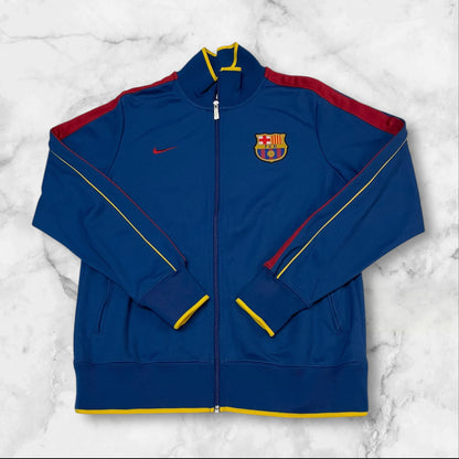 Entdecke unsere Vintage Track Pants von Nike und anderen Marken, erhältlich bei Valuxery.de - Dein Shop für trendige Vintage - Kleidung. Unsere Track Pants sind aus hochwertigen Materialien und