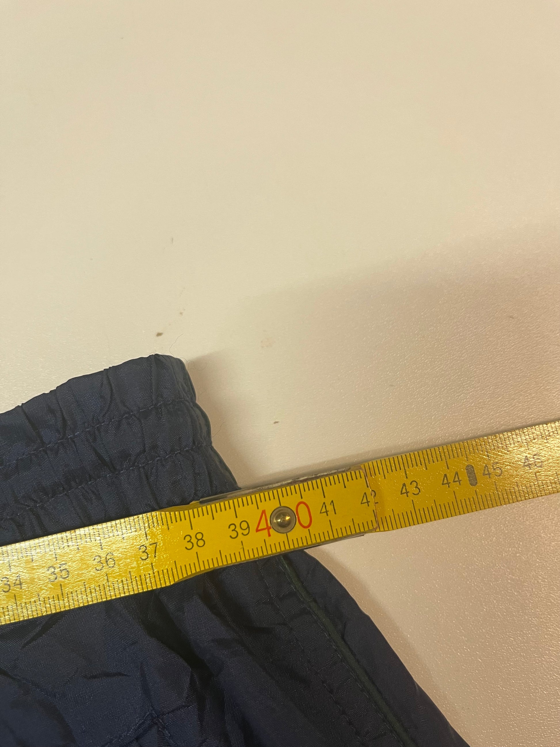 Entdecke unsere Vintage Track Pants von Nike und anderen Marken, erhältlich bei Valuxery.de - Dein Shop für trendige Vintage - Kleidung. Unsere Track Pants sind aus hochwertigen Materialien und