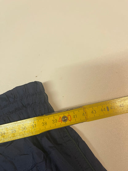 Entdecke unsere Vintage Track Pants von Nike und anderen Marken, erhältlich bei Valuxery.de - Dein Shop für trendige Vintage - Kleidung. Unsere Track Pants sind aus hochwertigen Materialien und