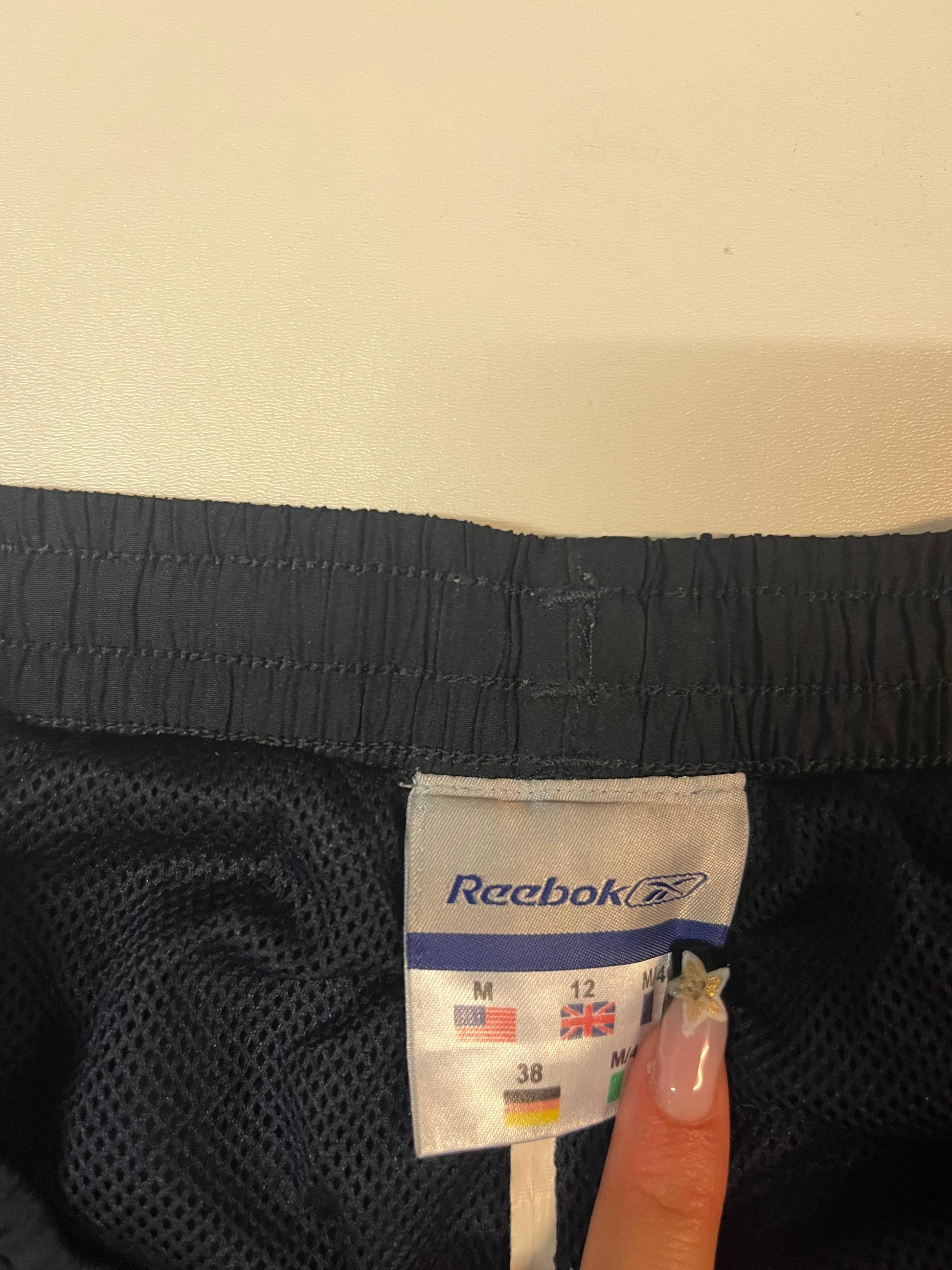 Entdecke unsere Vintage Track Pants von Nike und anderen Marken, erhältlich bei Valuxery.de - Dein Shop für trendige Vintage - Kleidung. Unsere Track Pants sind aus hochwertigen Materialien und