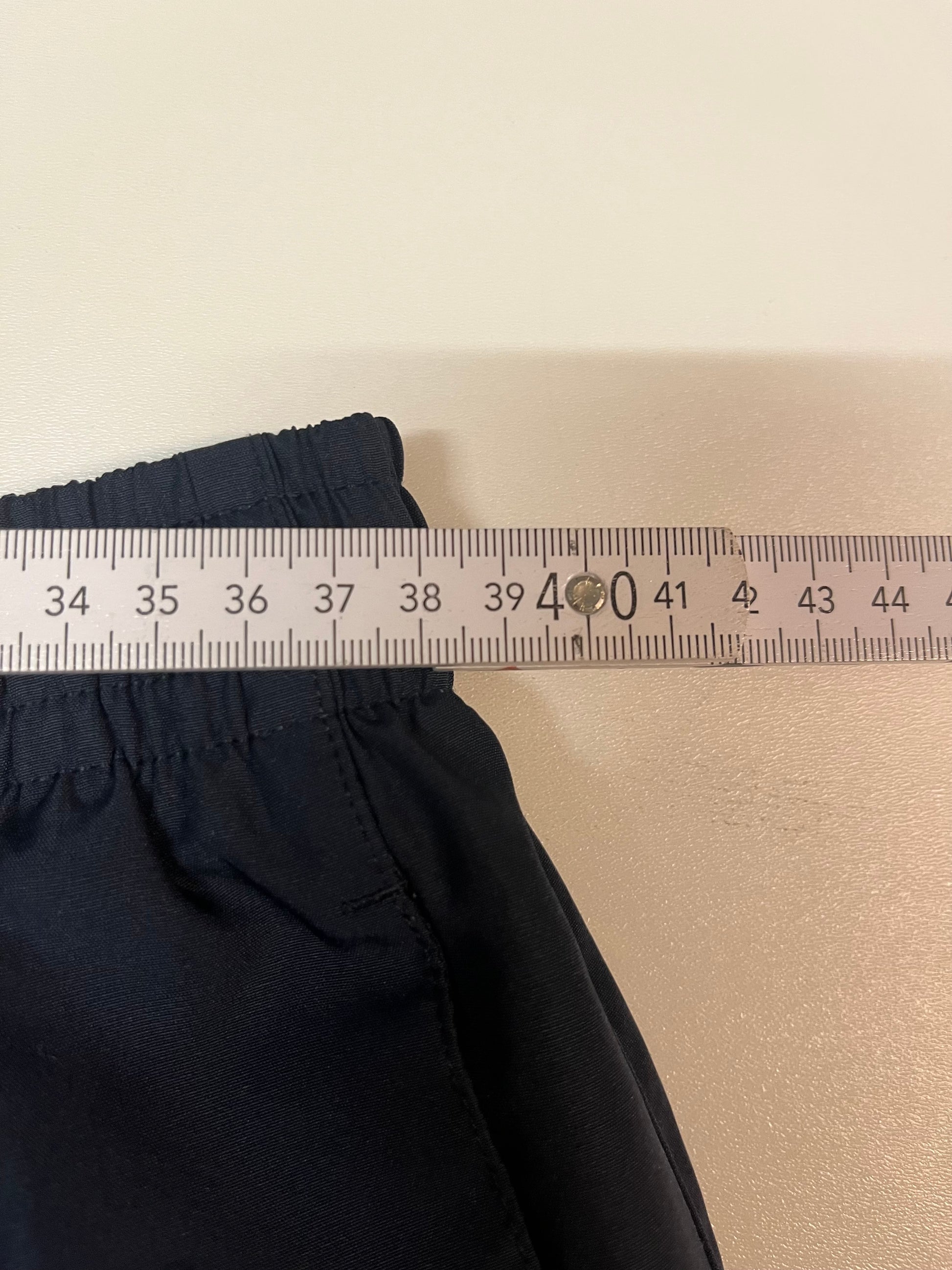 Entdecke unsere Vintage Track Pants von Nike und anderen Marken, erhältlich bei Valuxery.de - Dein Shop für trendige Vintage - Kleidung. Unsere Track Pants sind aus hochwertigen Materialien und