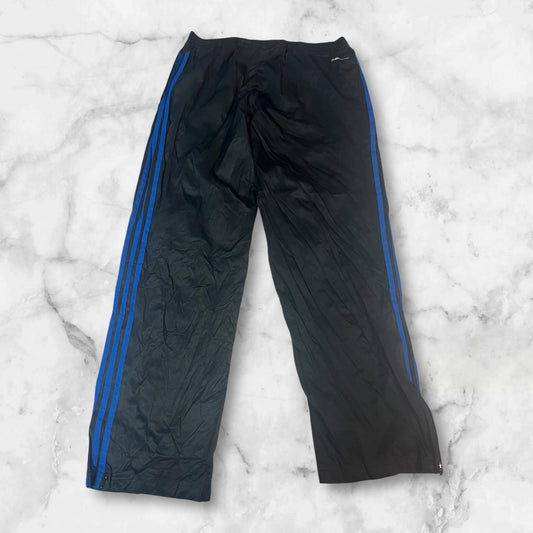 Entdecke unsere Vintage Track Pants von Nike und anderen Marken, erhältlich bei Valuxery.de - Dein Shop für trendige Vintage - Kleidung. Unsere Track Pants sind aus hochwertigen Materialien und