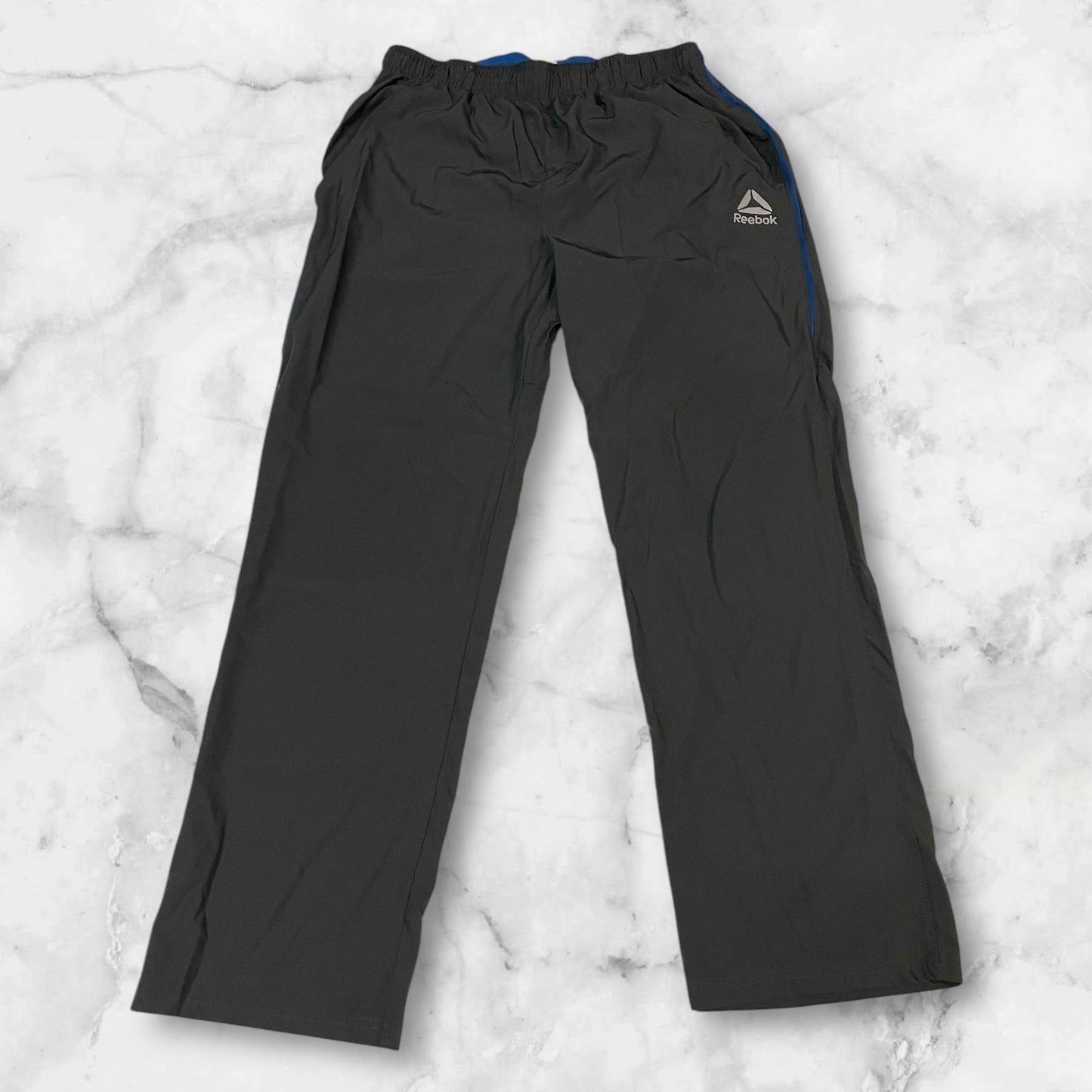 Entdecke unsere Vintage Track Pants von Nike und anderen Marken, erhältlich bei Valuxery.de - Dein Shop für trendige Vintage - Kleidung. Unsere Track Pants sind aus hochwertigen Materialien und