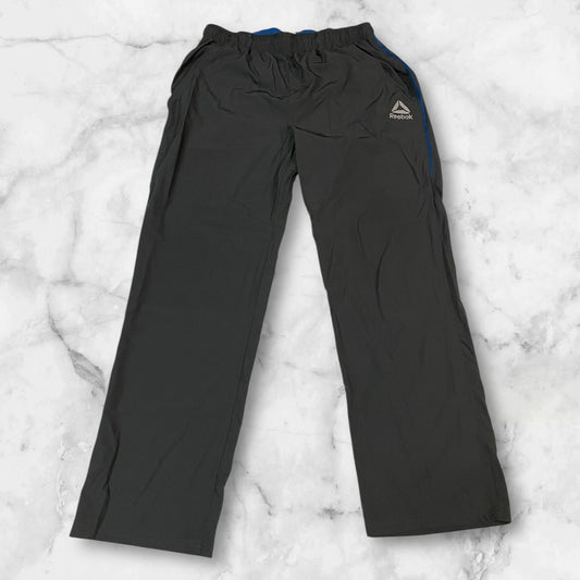 Entdecke unsere Vintage Track Pants von Nike und anderen Marken, erhältlich bei Valuxery.de - Dein Shop für trendige Vintage - Kleidung. Unsere Track Pants sind aus hochwertigen Materialien und