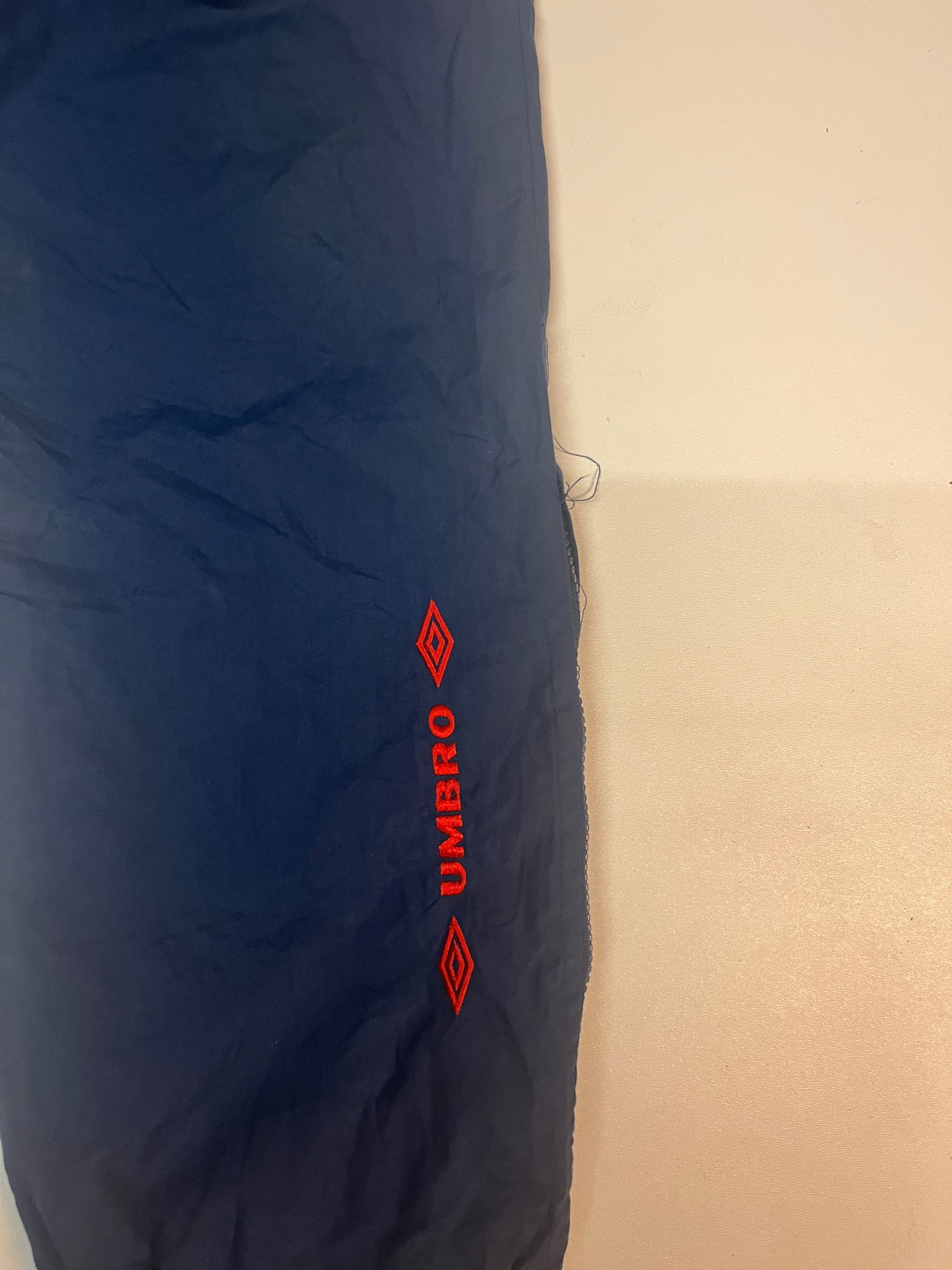 Entdecke unsere Vintage Track Pants von Nike und anderen Marken, erhältlich bei Valuxery.de - Dein Shop für trendige Vintage - Kleidung. Unsere Track Pants sind aus hochwertigen Materialien und