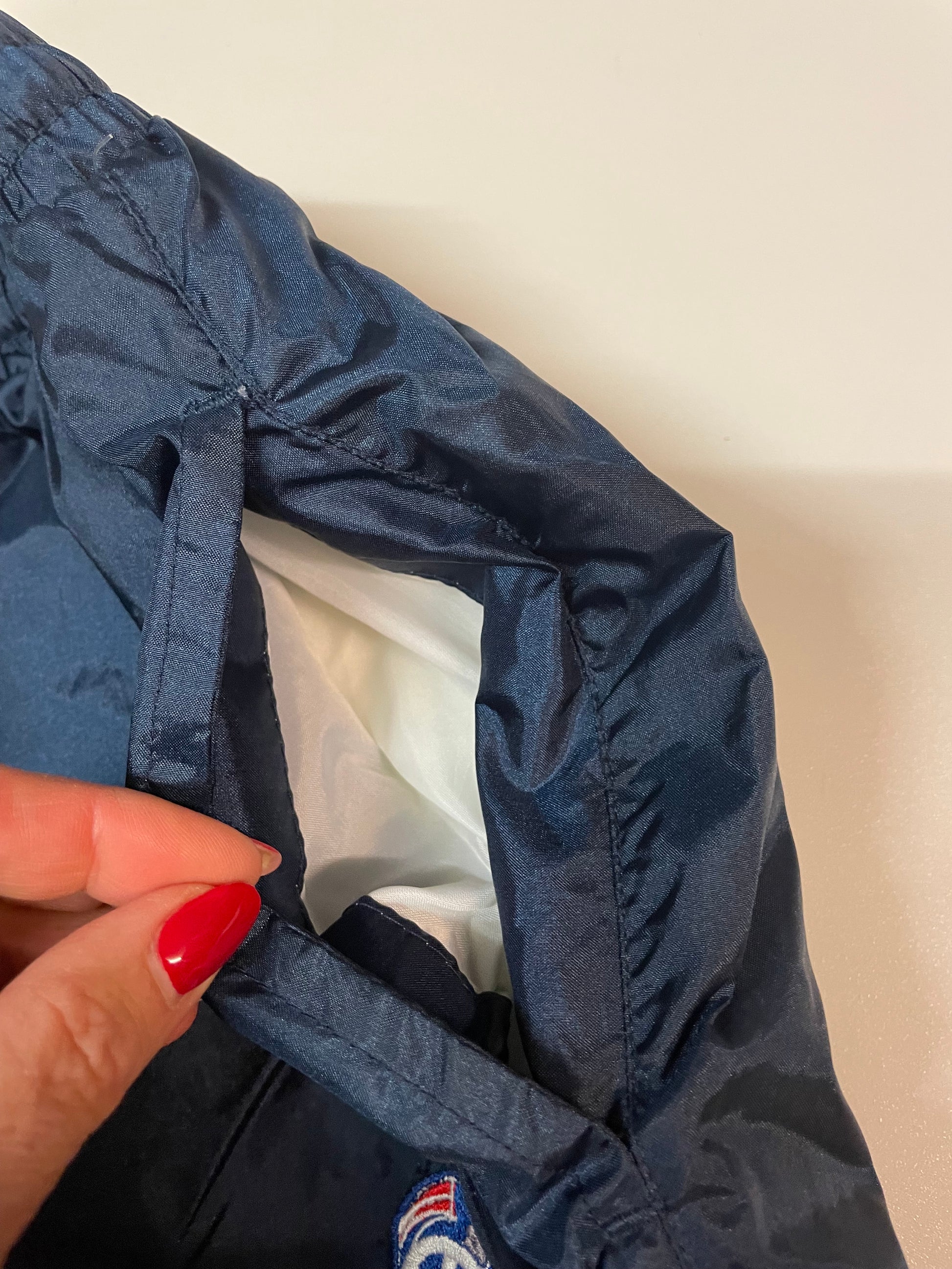 Entdecke unsere Vintage Track Pants von Nike und anderen Marken, erhältlich bei Valuxery.de - Dein Shop für trendige Vintage - Kleidung. Unsere Track Pants sind aus hochwertigen Materialien und