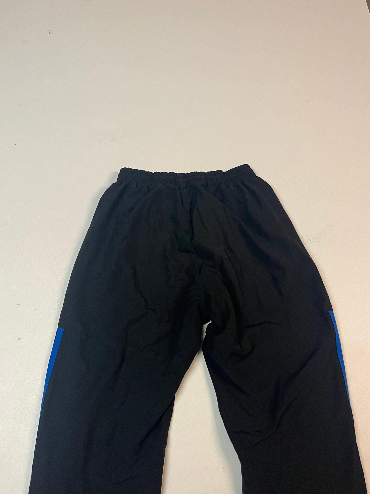 Entdecke unsere Vintage Track Pants von Nike und anderen Marken, erhältlich bei Valuxery.de - Dein Shop für trendige Vintage - Kleidung. Unsere Track Pants sind aus hochwertigen Materialien und