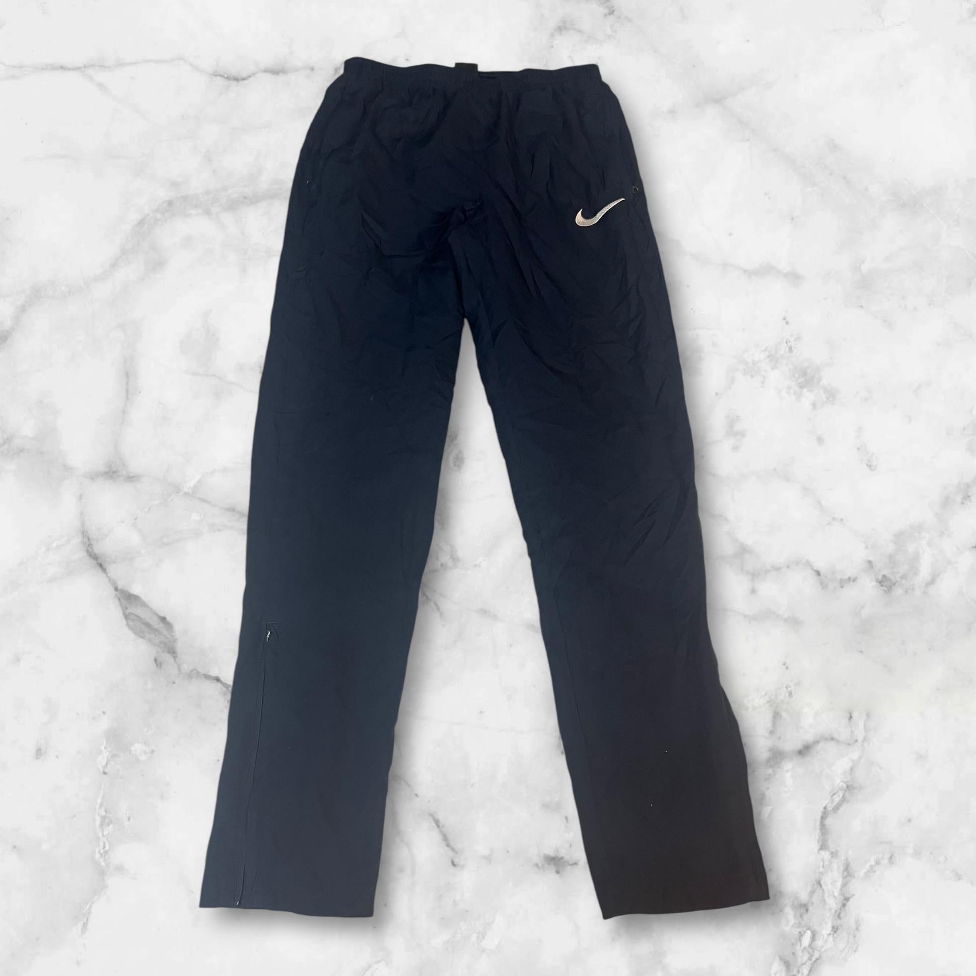Entdecke unsere Vintage Track Pants von Nike und anderen Marken, erhältlich bei Valuxery.de - Dein Shop für trendige Vintage - Kleidung. Unsere Track Pants sind aus hochwertigen Materialien und