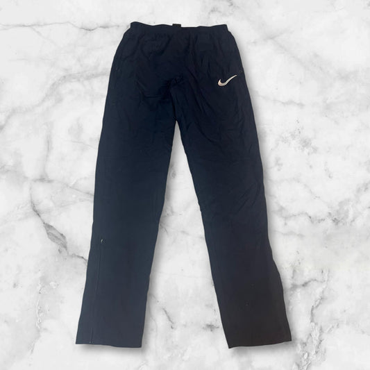 Entdecke unsere Vintage Track Pants von Nike und anderen Marken, erhältlich bei Valuxery.de - Dein Shop für trendige Vintage - Kleidung. Unsere Track Pants sind aus hochwertigen Materialien und