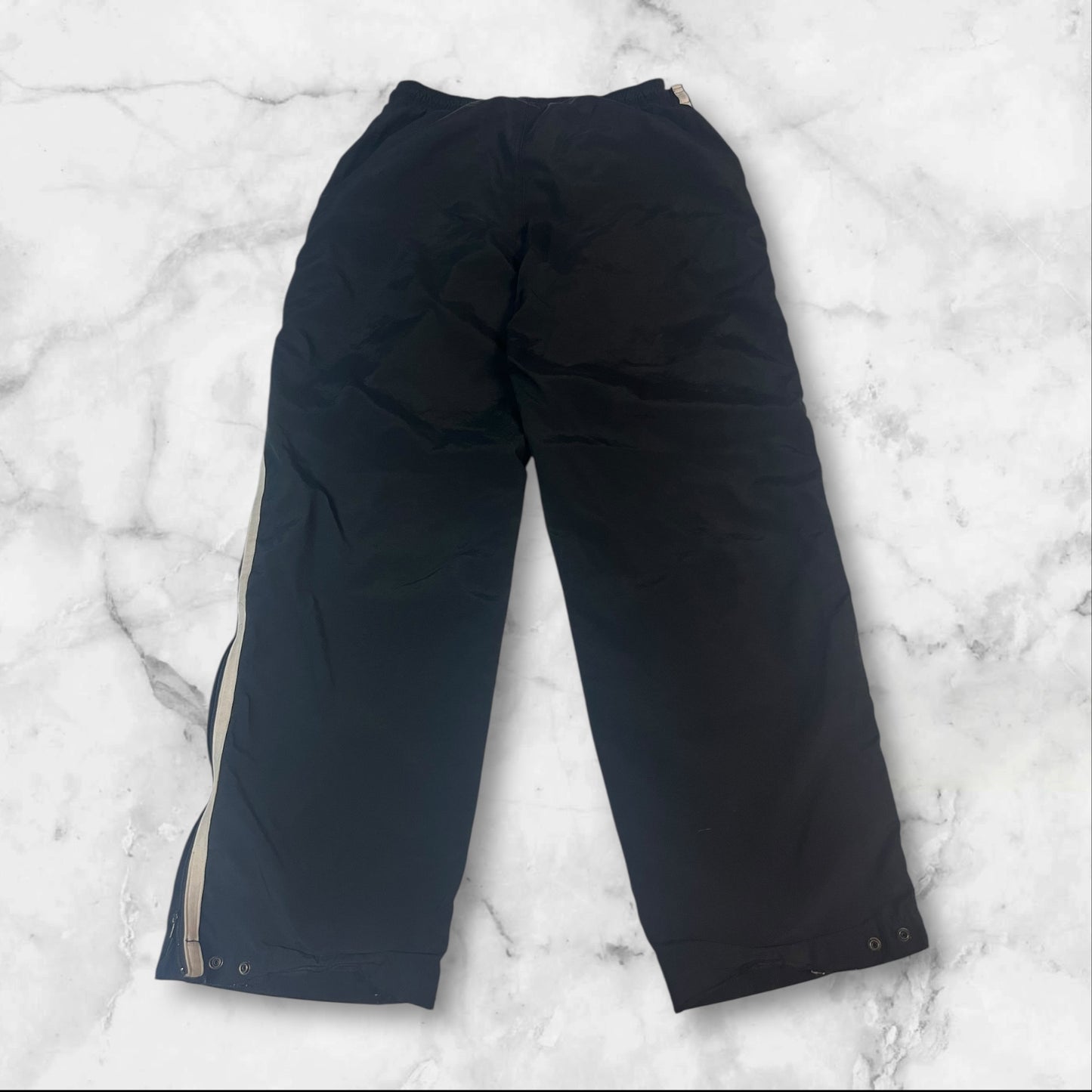 Entdecke unsere Vintage Track Pants von Nike und anderen Marken, erhältlich bei Valuxery.de - Dein Shop für trendige Vintage - Kleidung. Unsere Track Pants sind aus hochwertigen Materialien und