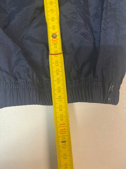Entdecke unsere Vintage Track Pants von Nike und anderen Marken, erhältlich bei Valuxery.de - Dein Shop für trendige Vintage - Kleidung. Unsere Track Pants sind aus hochwertigen Materialien und