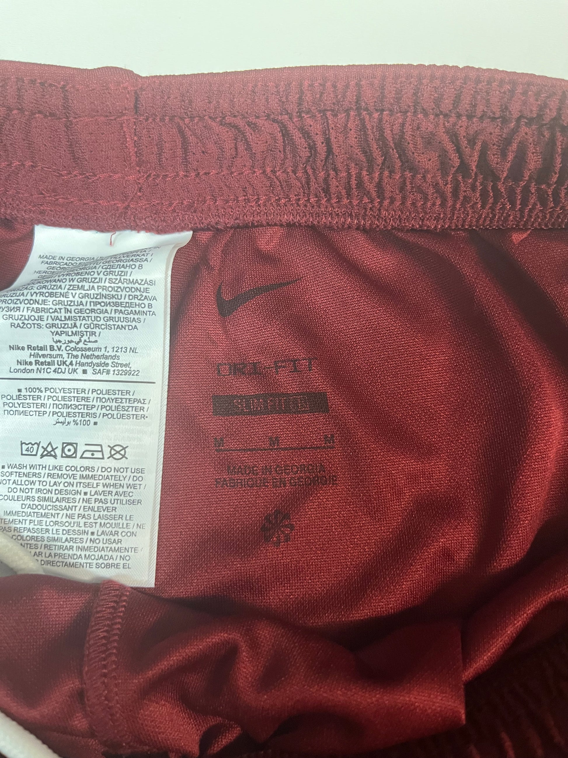 Entdecke unsere Vintage Track Pants von Nike und anderen Marken, erhältlich bei Valuxery.de - Dein Shop für trendige Vintage - Kleidung. Unsere Track Pants sind aus hochwertigen Materialien und