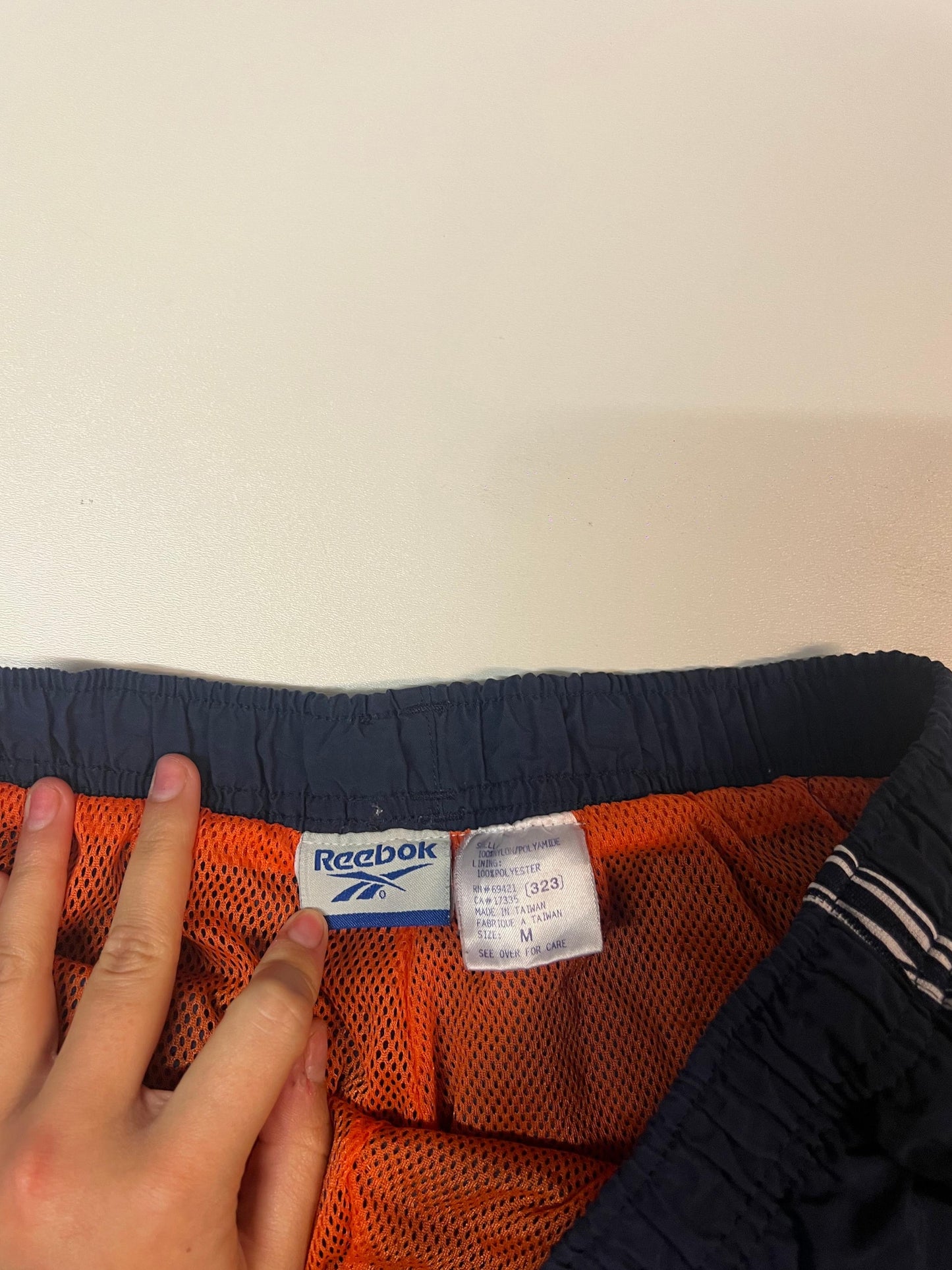 Entdecke unsere Vintage Track Pants von Nike und anderen Marken, erhältlich bei Valuxery.de - Dein Shop für trendige Vintage - Kleidung. Unsere Track Pants sind aus hochwertigen Materialien und