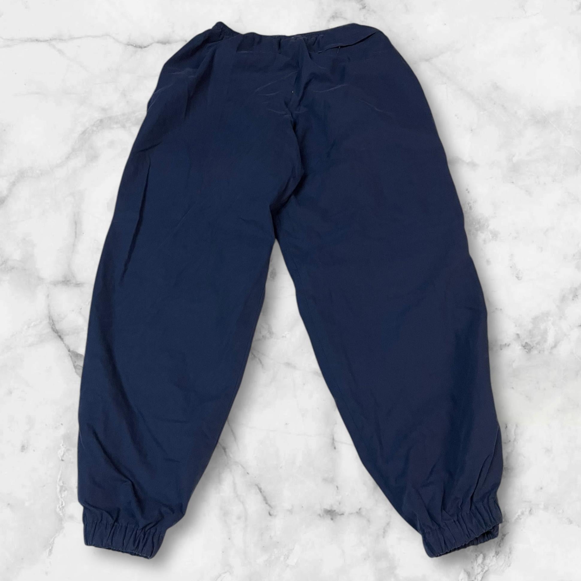 Entdecke unsere Vintage Track Pants von Nike und anderen Marken, erhältlich bei Valuxery.de - Dein Shop für trendige Vintage - Kleidung. Unsere Track Pants sind aus hochwertigen Materialien und