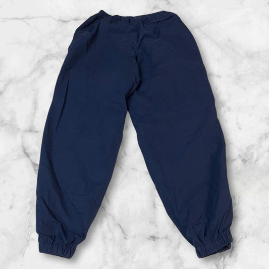 Entdecke unsere Vintage Track Pants von Nike und anderen Marken, erhältlich bei Valuxery.de - Dein Shop für trendige Vintage - Kleidung. Unsere Track Pants sind aus hochwertigen Materialien und