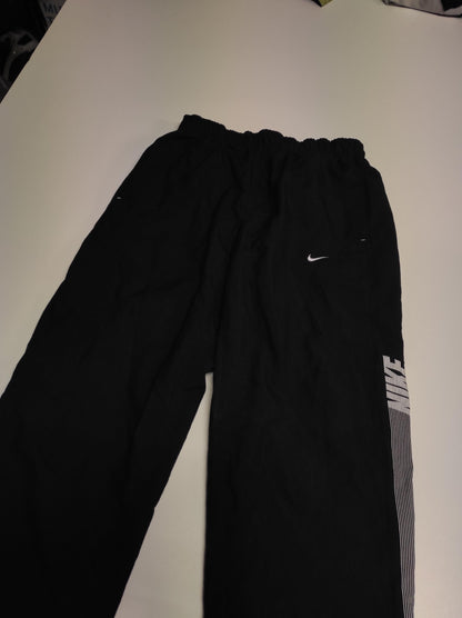 Entdecke unsere Vintage Track Pants von Nike und anderen Marken, erhältlich bei Valuxery.de - Dein Shop für trendige Vintage - Kleidung. Unsere Track Pants sind aus hochwertigen Materialien und