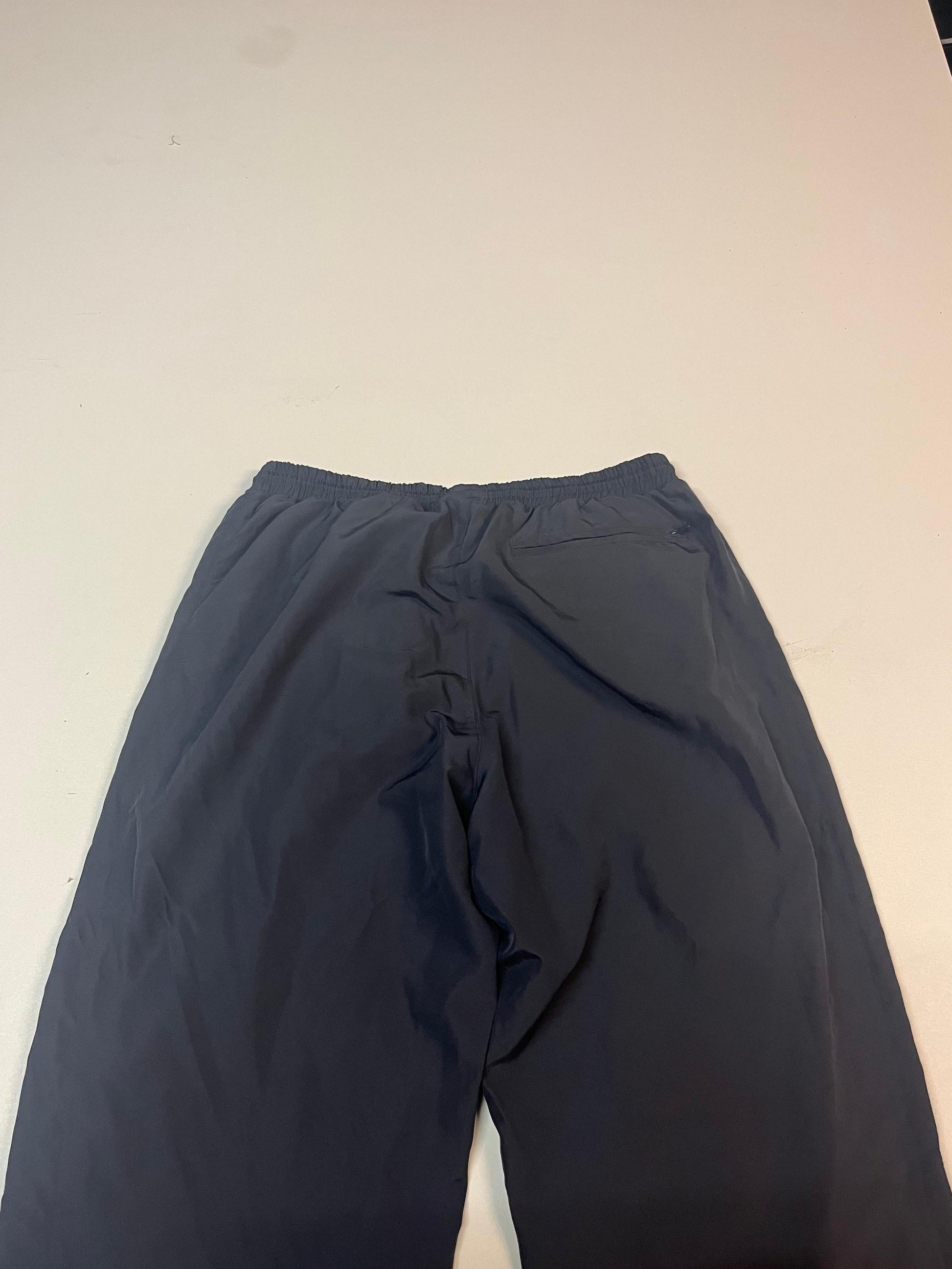 Entdecke unsere Vintage Track Pants von Nike und anderen Marken, erhältlich bei Valuxery.de - Dein Shop für trendige Vintage - Kleidung. Unsere Track Pants sind aus hochwertigen Materialien und
