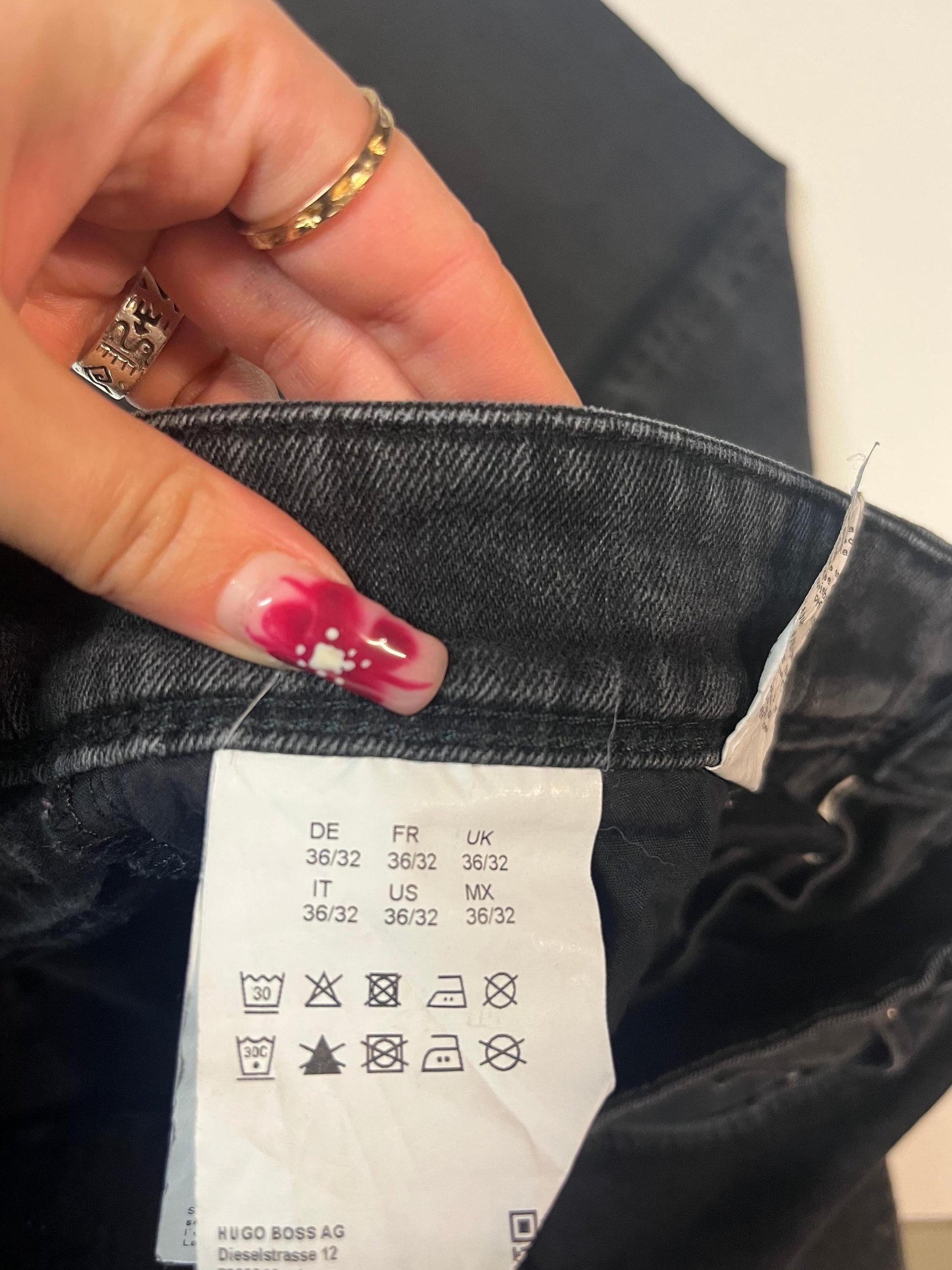 Entdecke unsere Vintage Track Pants von Nike und anderen Marken, erhältlich bei Valuxery.de - Dein Shop für trendige Vintage - Kleidung. Unsere Track Pants sind aus hochwertigen Materialien und