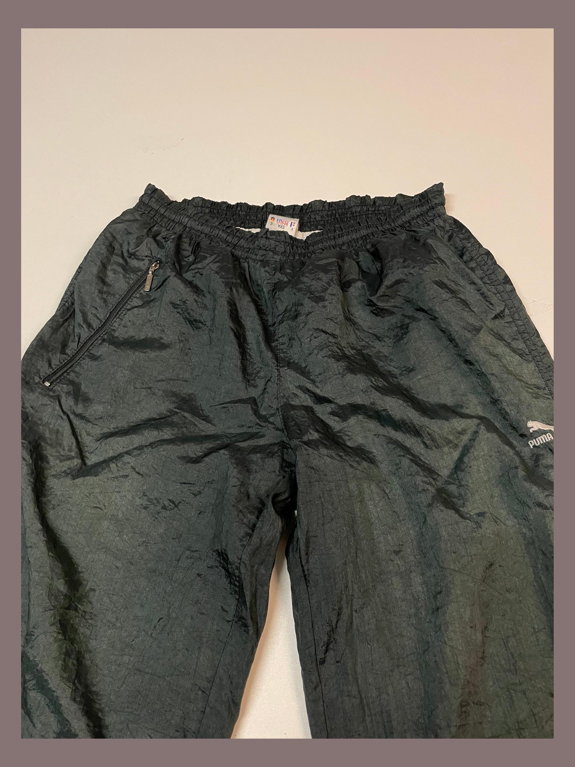 Entdecke unsere Vintage Track Pants von Nike und anderen Marken, erhältlich bei Valuxery.de - Dein Shop für trendige Vintage - Kleidung. Unsere Track Pants sind aus hochwertigen Materialien und