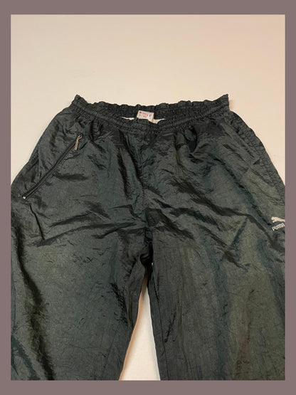 Entdecke unsere Vintage Track Pants von Nike und anderen Marken, erhältlich bei Valuxery.de - Dein Shop für trendige Vintage - Kleidung. Unsere Track Pants sind aus hochwertigen Materialien und