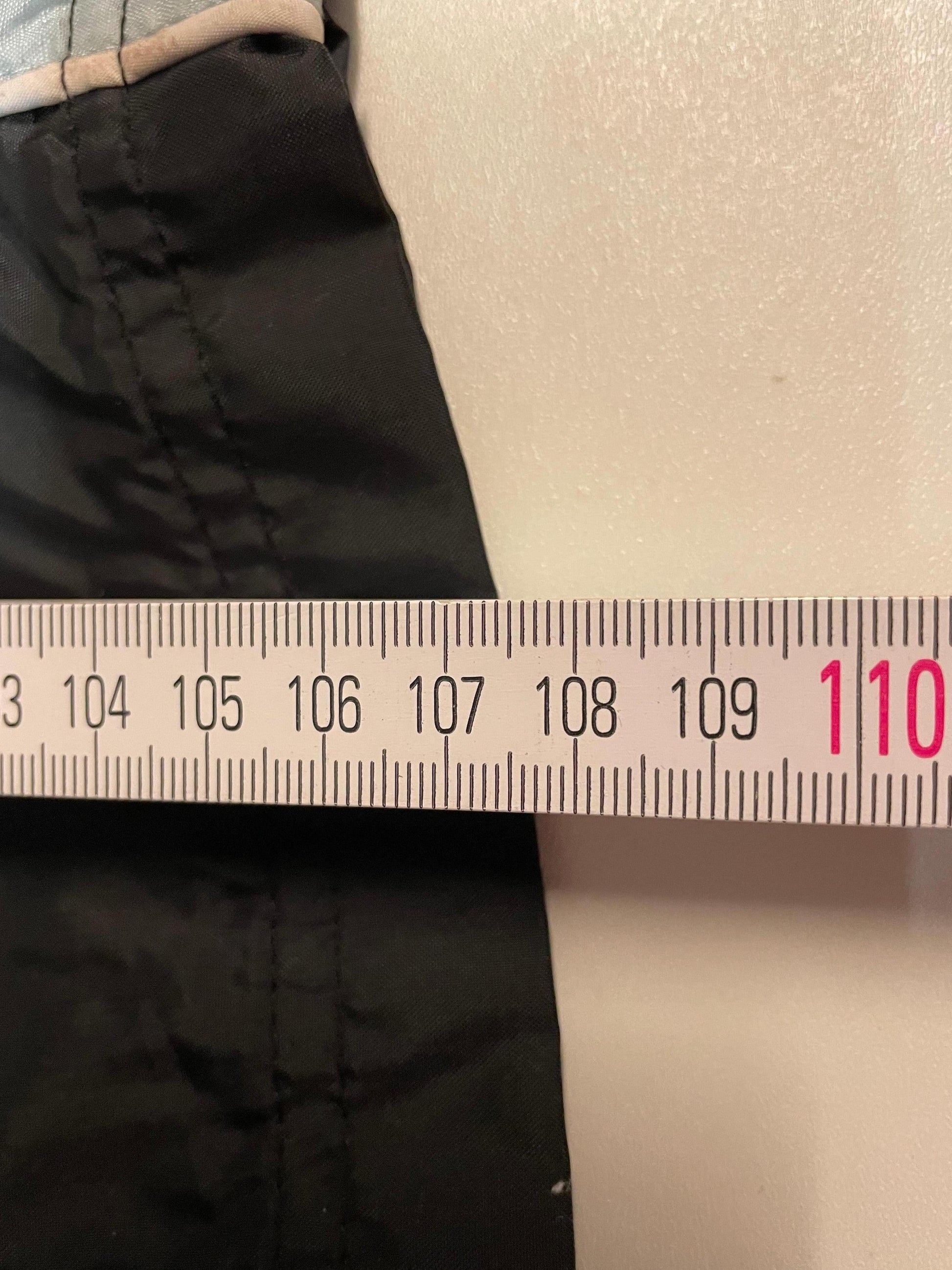 Entdecke unsere Vintage Track Pants von Nike und anderen Marken, erhältlich bei Valuxery.de - Dein Shop für trendige Vintage - Kleidung. Unsere Track Pants sind aus hochwertigen Materialien und