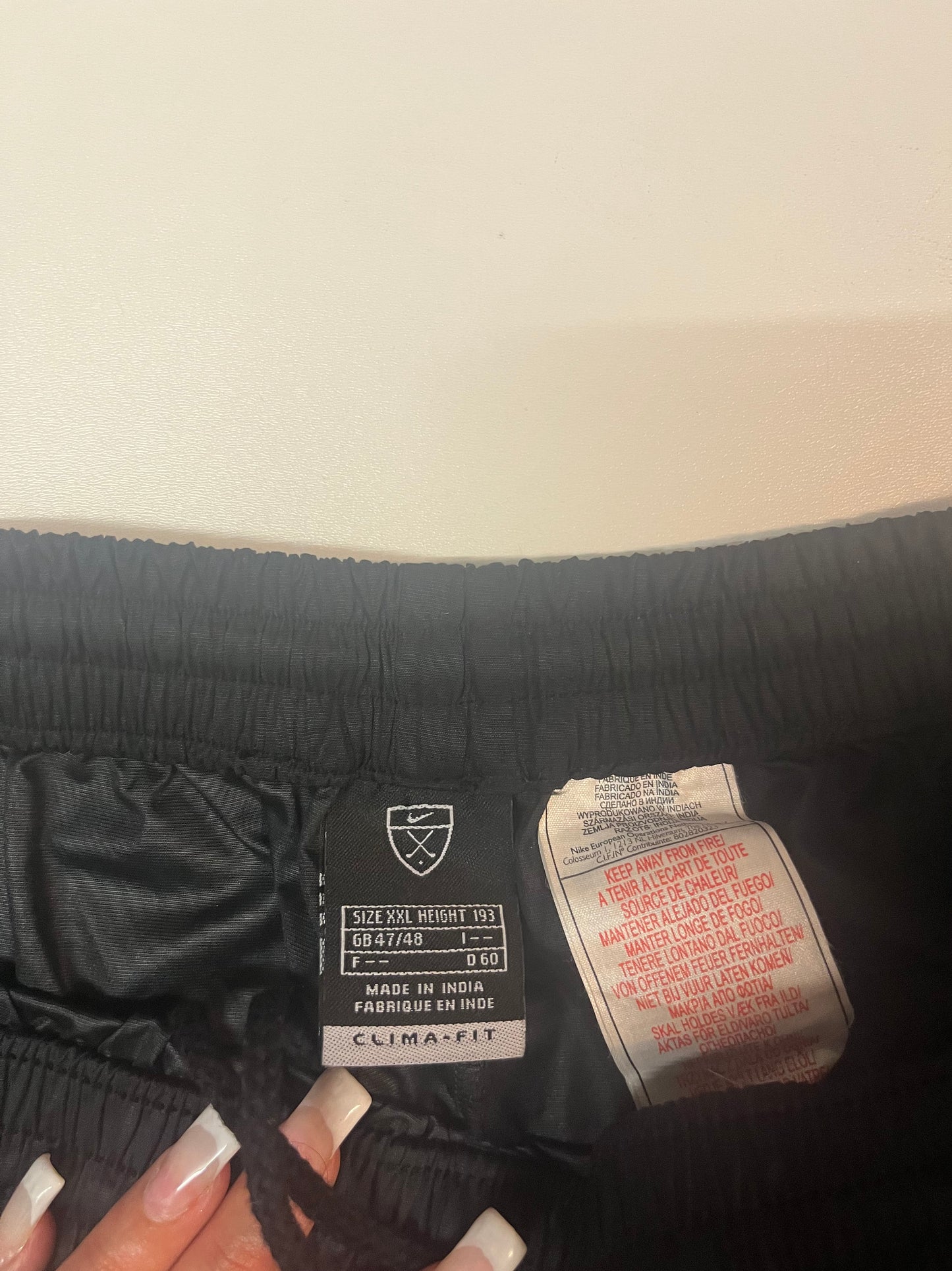 Entdecke unsere Vintage Track Pants von Nike und anderen Marken, erhältlich bei Valuxery.de - Dein Shop für trendige Vintage - Kleidung. Unsere Track Pants sind aus hochwertigen Materialien und