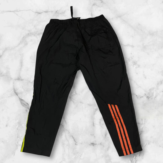 Entdecke unsere Vintage Track Pants von Nike und anderen Marken, erhältlich bei Valuxery.de - Dein Shop für trendige Vintage - Kleidung. Unsere Track Pants sind aus hochwertigen Materialien und