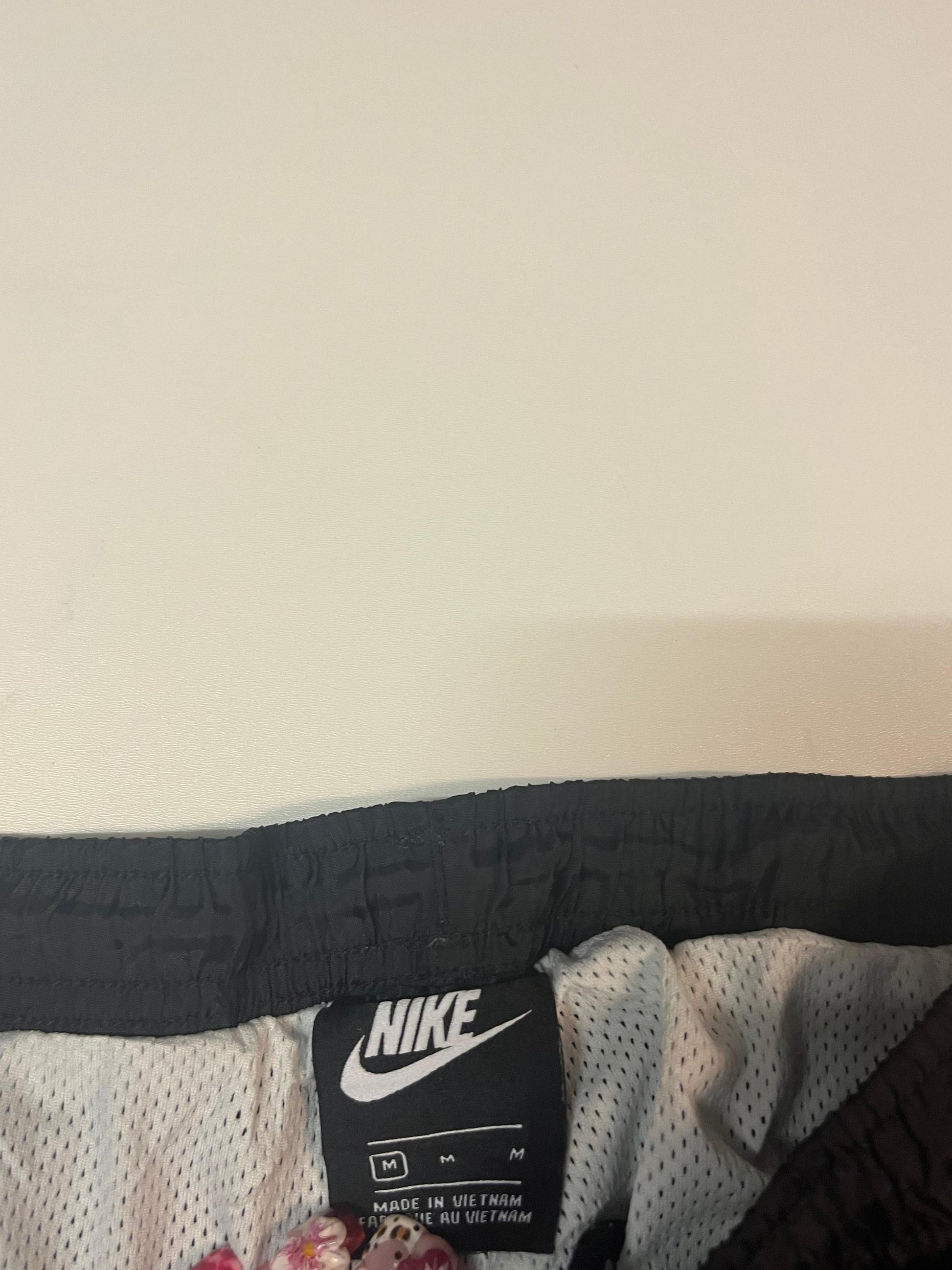 Entdecke unsere Vintage Track Pants von Nike und anderen Marken, erhältlich bei Valuxery.de - Dein Shop für trendige Vintage - Kleidung. Unsere Track Pants sind aus hochwertigen Materialien und