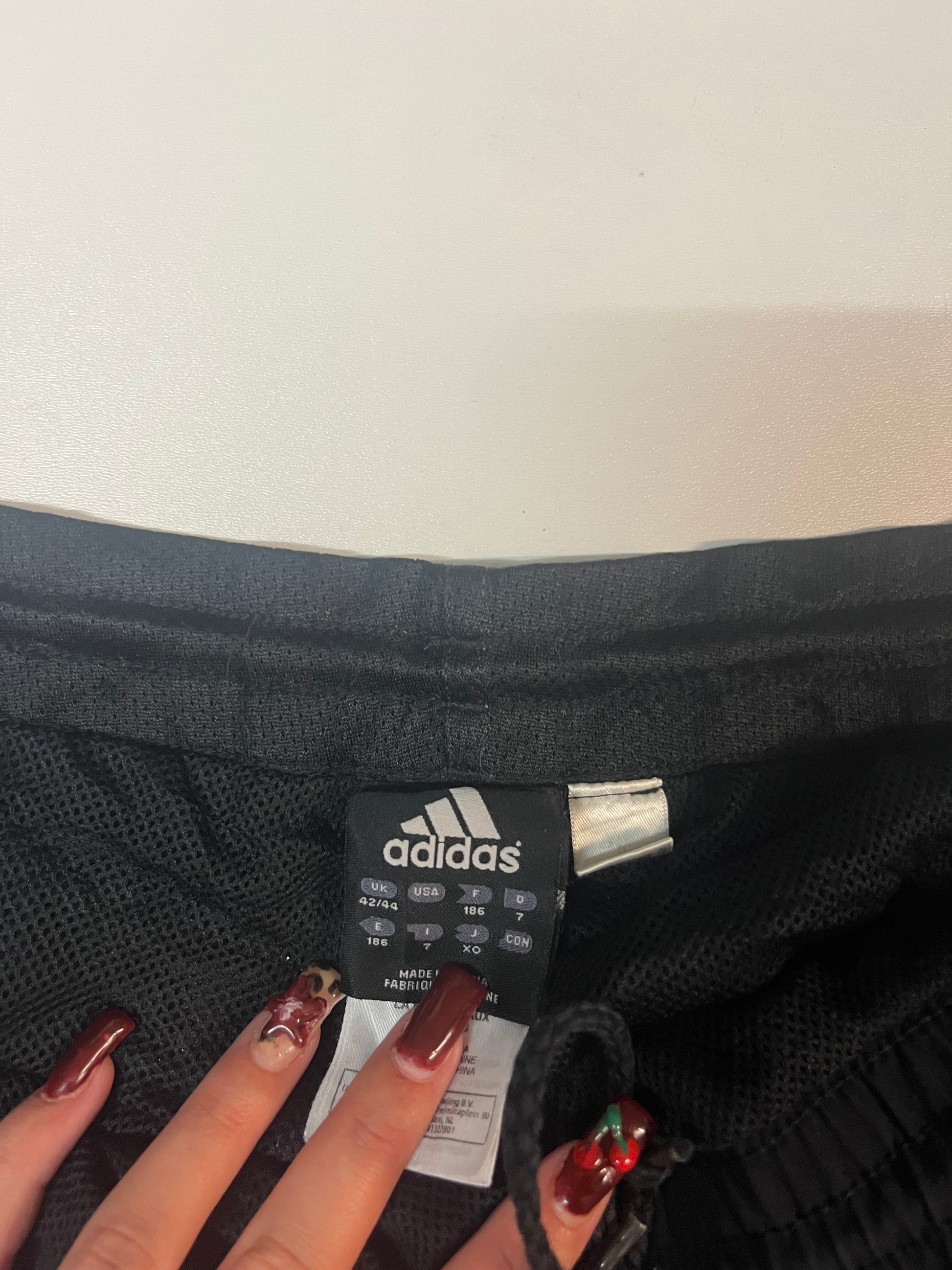 Entdecke unsere Vintage Track Pants von Nike und anderen Marken, erhältlich bei Valuxery.de - Dein Shop für trendige Vintage - Kleidung. Unsere Track Pants sind aus hochwertigen Materialien und