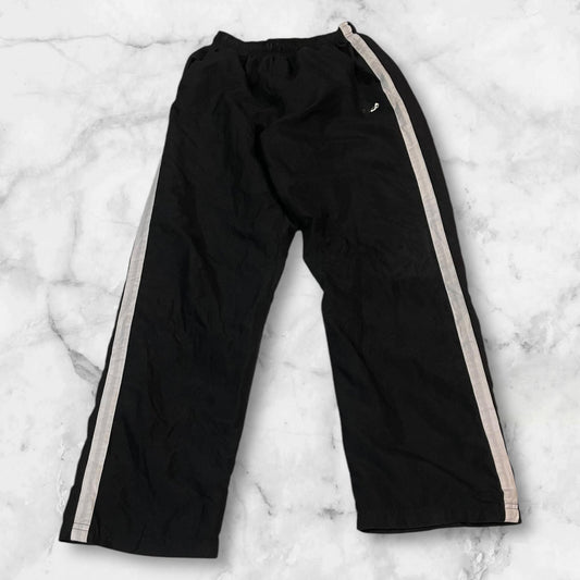 Entdecke unsere Vintage Track Pants von Nike und anderen Marken, erhältlich bei Valuxery.de - Dein Shop für trendige Vintage - Kleidung. Unsere Track Pants sind aus hochwertigen Materialien und