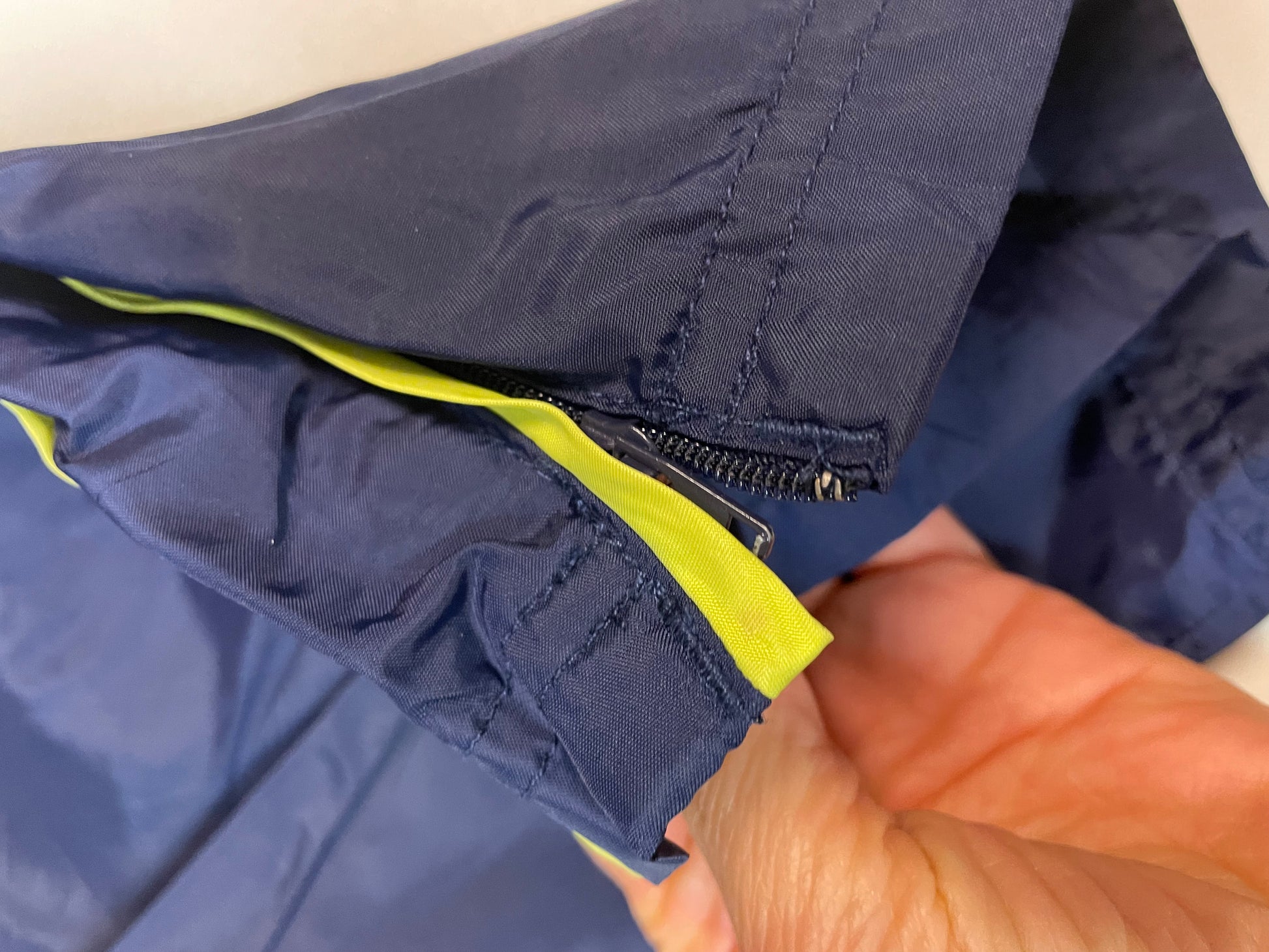 Entdecke unsere Vintage Track Pants von Nike und anderen Marken, erhältlich bei Valuxery.de - Dein Shop für trendige Vintage - Kleidung. Unsere Track Pants sind aus hochwertigen Materialien und