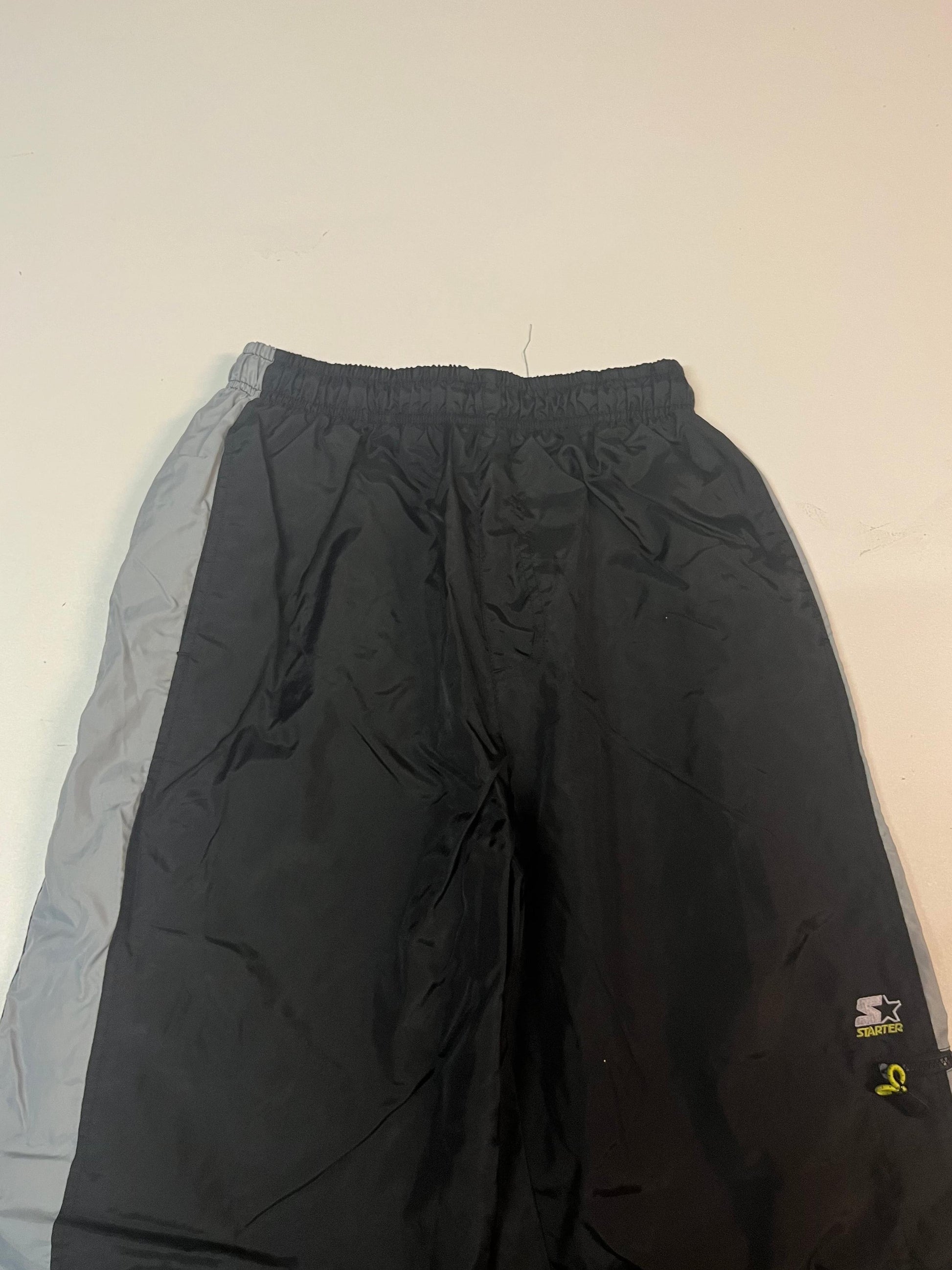 Entdecke unsere Vintage Track Pants von Nike und anderen Marken, erhältlich bei Valuxery.de - Dein Shop für trendige Vintage - Kleidung. Unsere Track Pants sind aus hochwertigen Materialien und