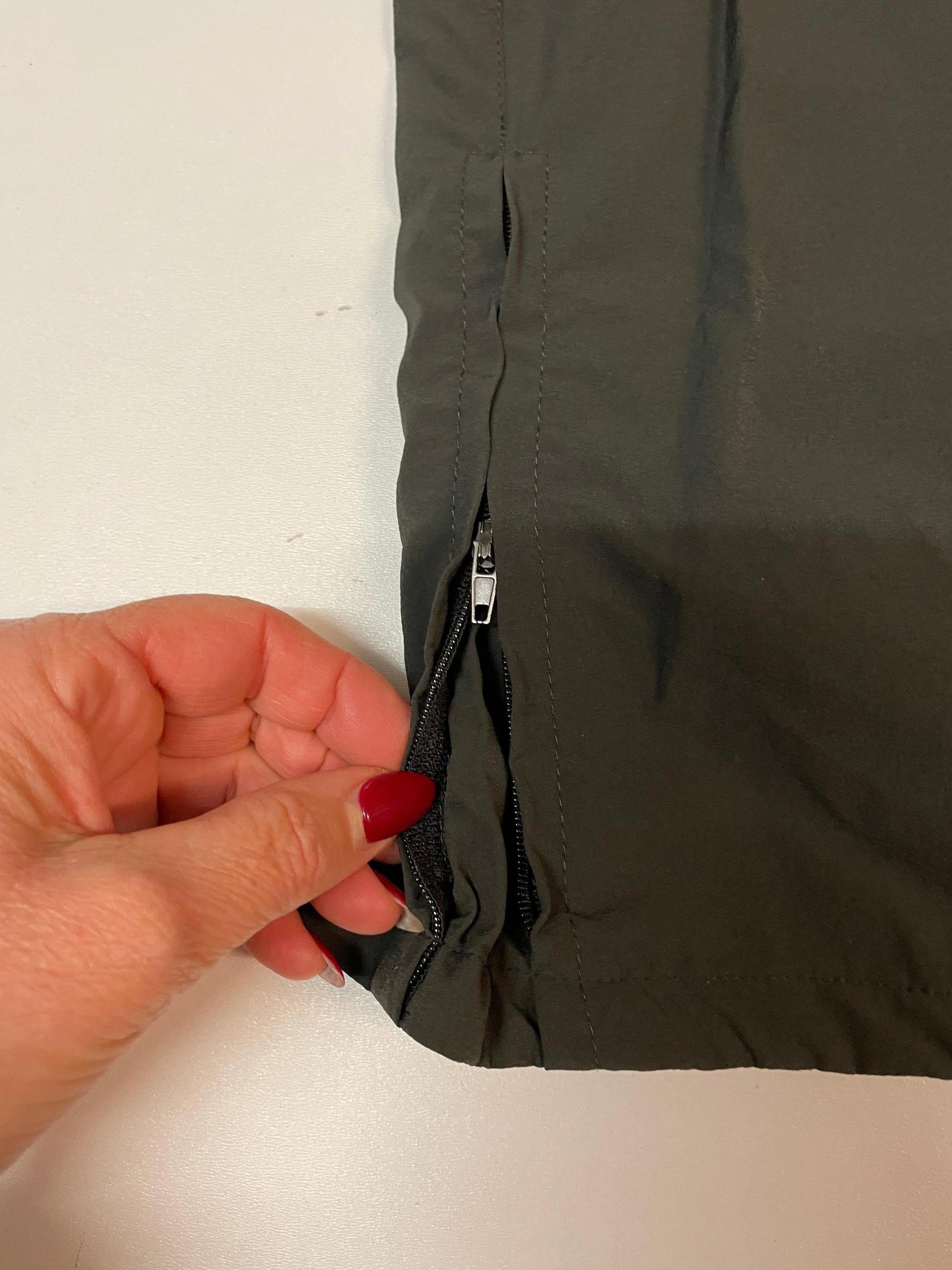 Entdecke unsere Vintage Track Pants von Nike und anderen Marken, erhältlich bei Valuxery.de - Dein Shop für trendige Vintage - Kleidung. Unsere Track Pants sind aus hochwertigen Materialien und