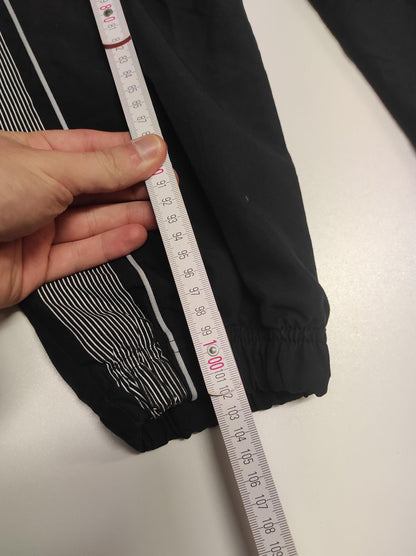 Entdecke unsere Vintage Track Pants von Nike und anderen Marken, erhältlich bei Valuxery.de - Dein Shop für trendige Vintage - Kleidung. Unsere Track Pants sind aus hochwertigen Materialien und