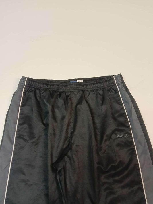 Entdecke unsere Vintage Track Pants von Nike und anderen Marken, erhältlich bei Valuxery.de - Dein Shop für trendige Vintage - Kleidung. Unsere Track Pants sind aus hochwertigen Materialien und