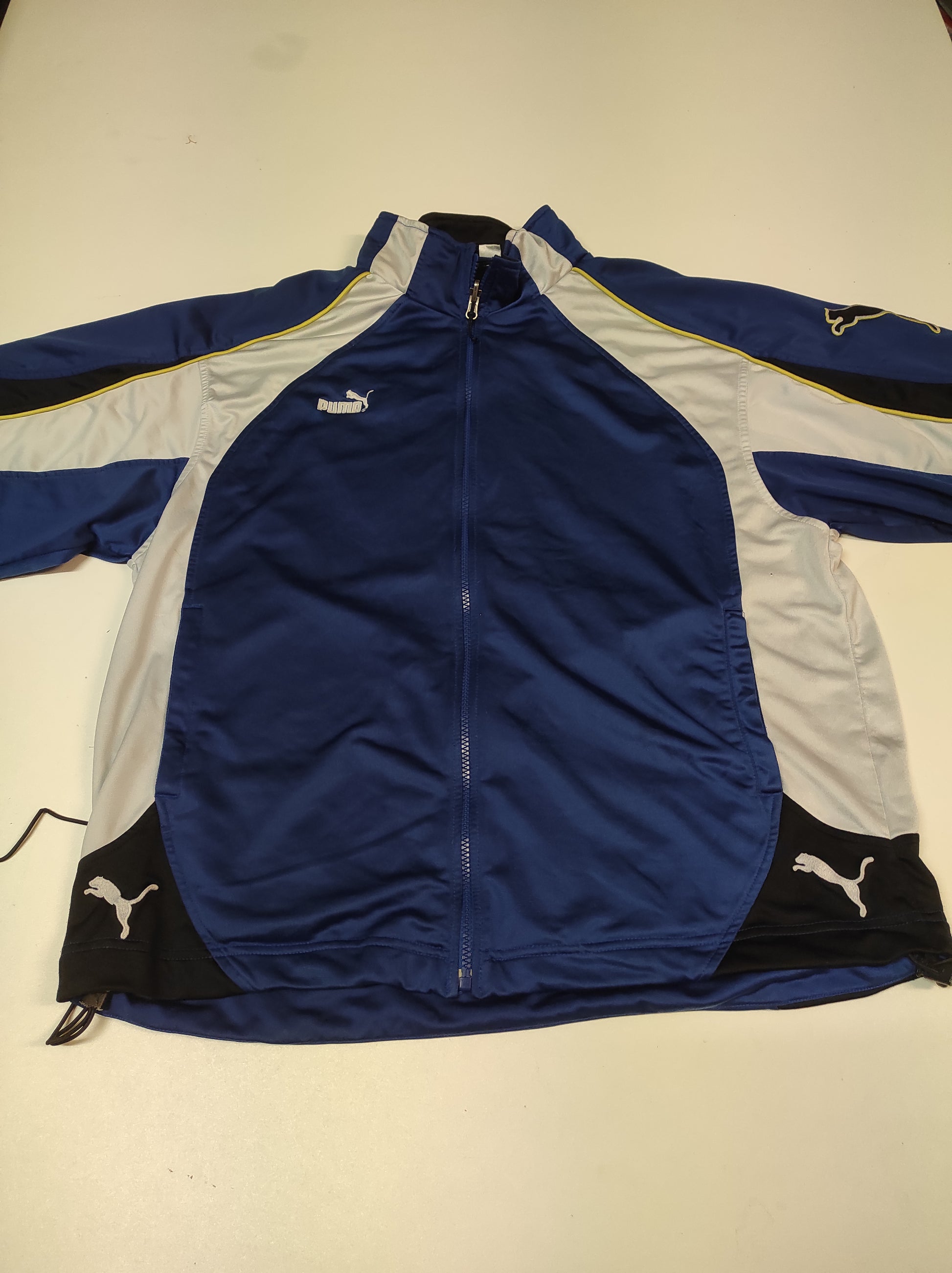 Entdecke unsere Vintage Track Pants von Nike und anderen Marken, erhältlich bei Valuxery.de - Dein Shop für trendige Vintage - Kleidung. Unsere Track Pants sind aus hochwertigen Materialien und