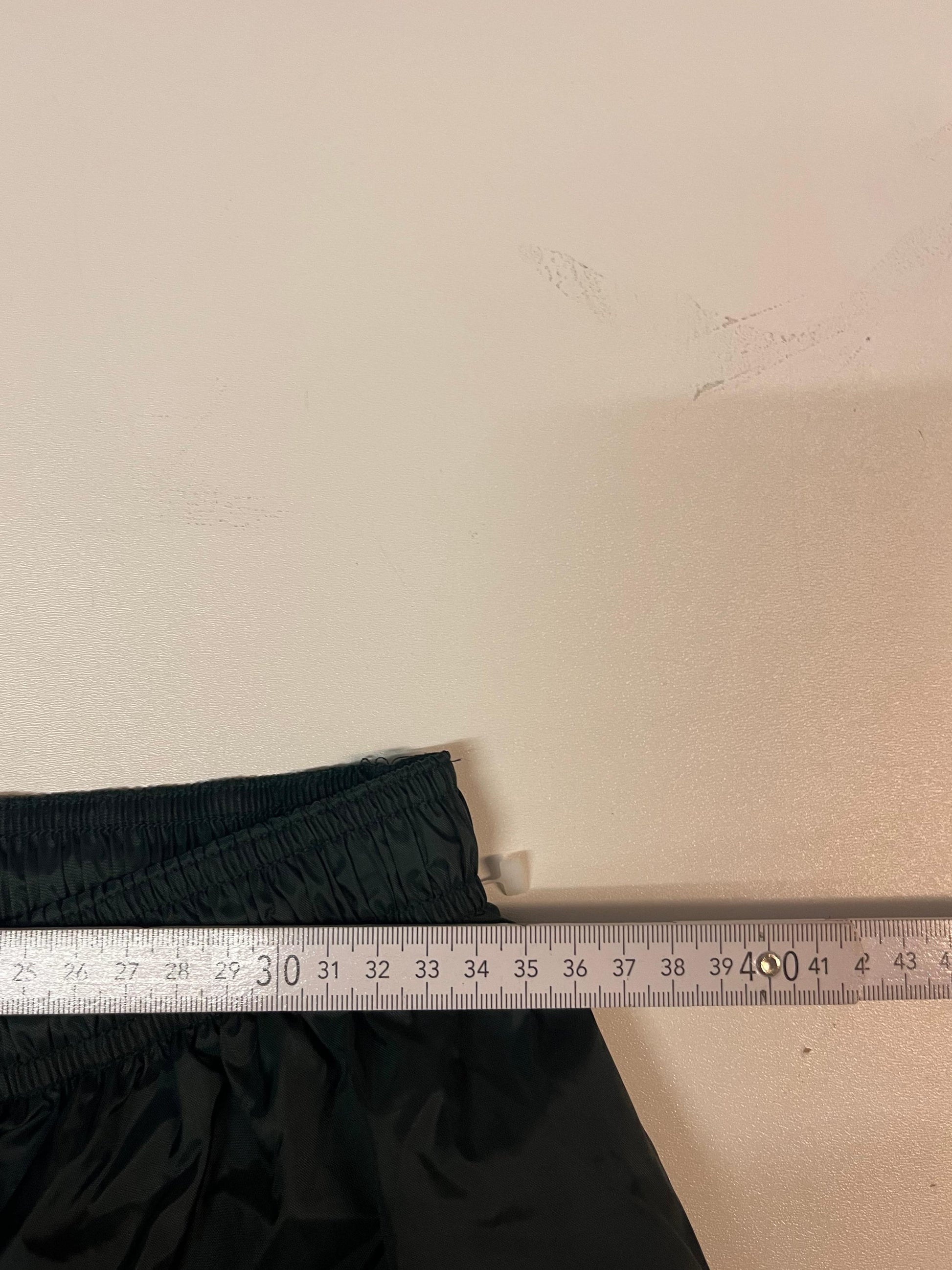Entdecke unsere Vintage Track Pants von Nike und anderen Marken, erhältlich bei Valuxery.de - Dein Shop für trendige Vintage - Kleidung. Unsere Track Pants sind aus hochwertigen Materialien und