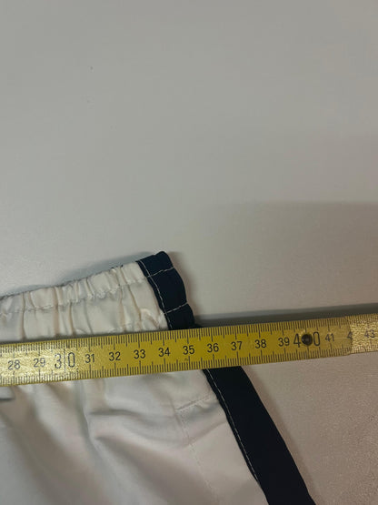 Entdecke unsere Vintage Track Pants von Nike und anderen Marken, erhältlich bei Valuxery.de - Dein Shop für trendige Vintage - Kleidung. Unsere Track Pants sind aus hochwertigen Materialien und