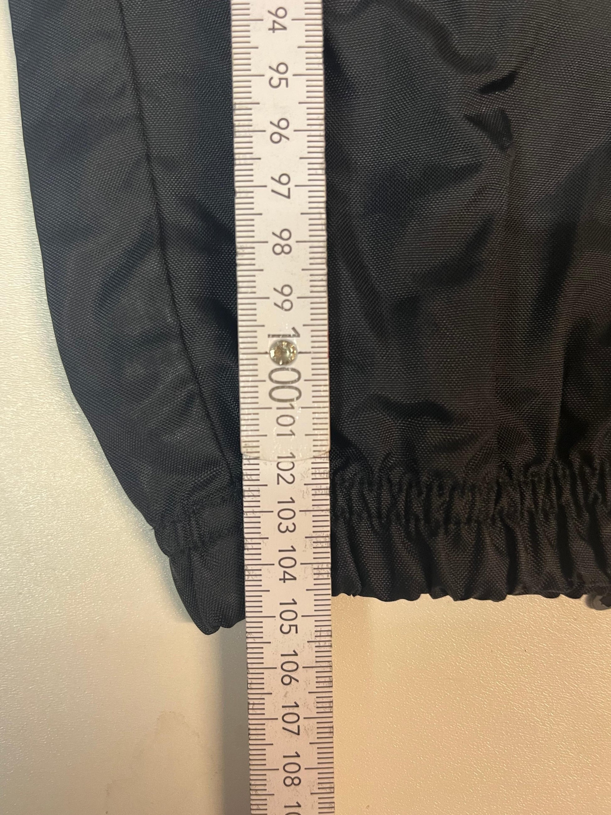 Entdecke unsere Vintage Track Pants von Nike und anderen Marken, erhältlich bei Valuxery.de - Dein Shop für trendige Vintage - Kleidung. Unsere Track Pants sind aus hochwertigen Materialien und