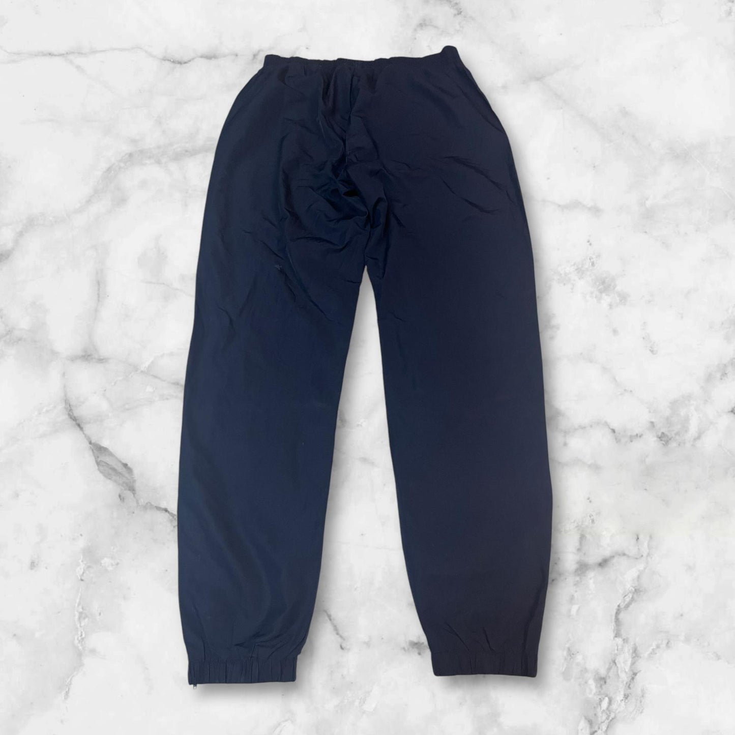 Entdecke unsere Vintage Track Pants von Nike und anderen Marken, erhältlich bei Valuxery.de - Dein Shop für trendige Vintage - Kleidung. Unsere Track Pants sind aus hochwertigen Materialien und