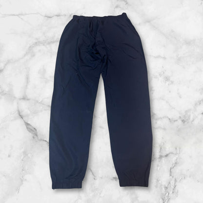 Entdecke unsere Vintage Track Pants von Nike und anderen Marken, erhältlich bei Valuxery.de - Dein Shop für trendige Vintage - Kleidung. Unsere Track Pants sind aus hochwertigen Materialien und