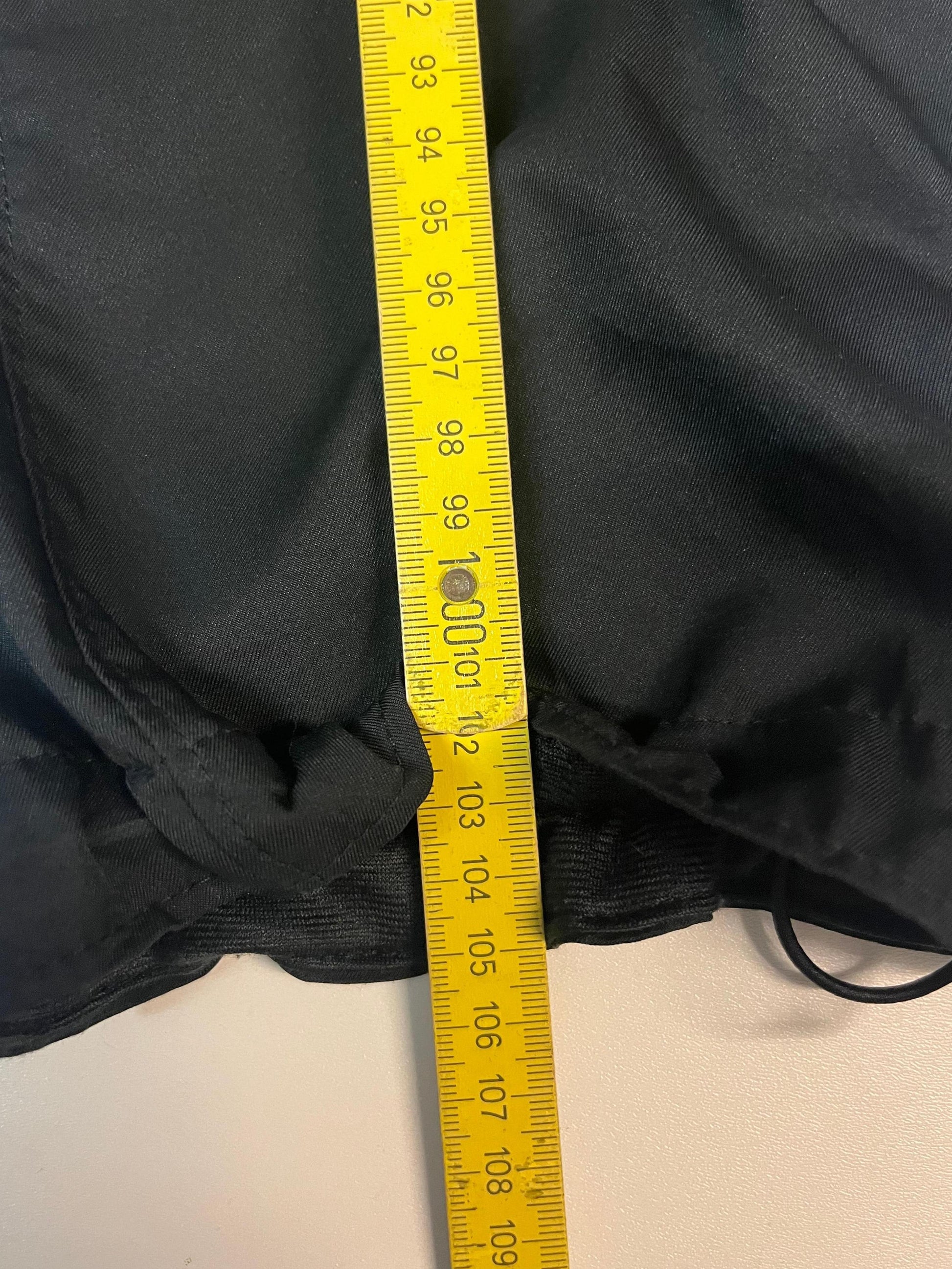 Entdecke unsere Vintage Track Pants von Nike und anderen Marken, erhältlich bei Valuxery.de - Dein Shop für trendige Vintage - Kleidung. Unsere Track Pants sind aus hochwertigen Materialien und